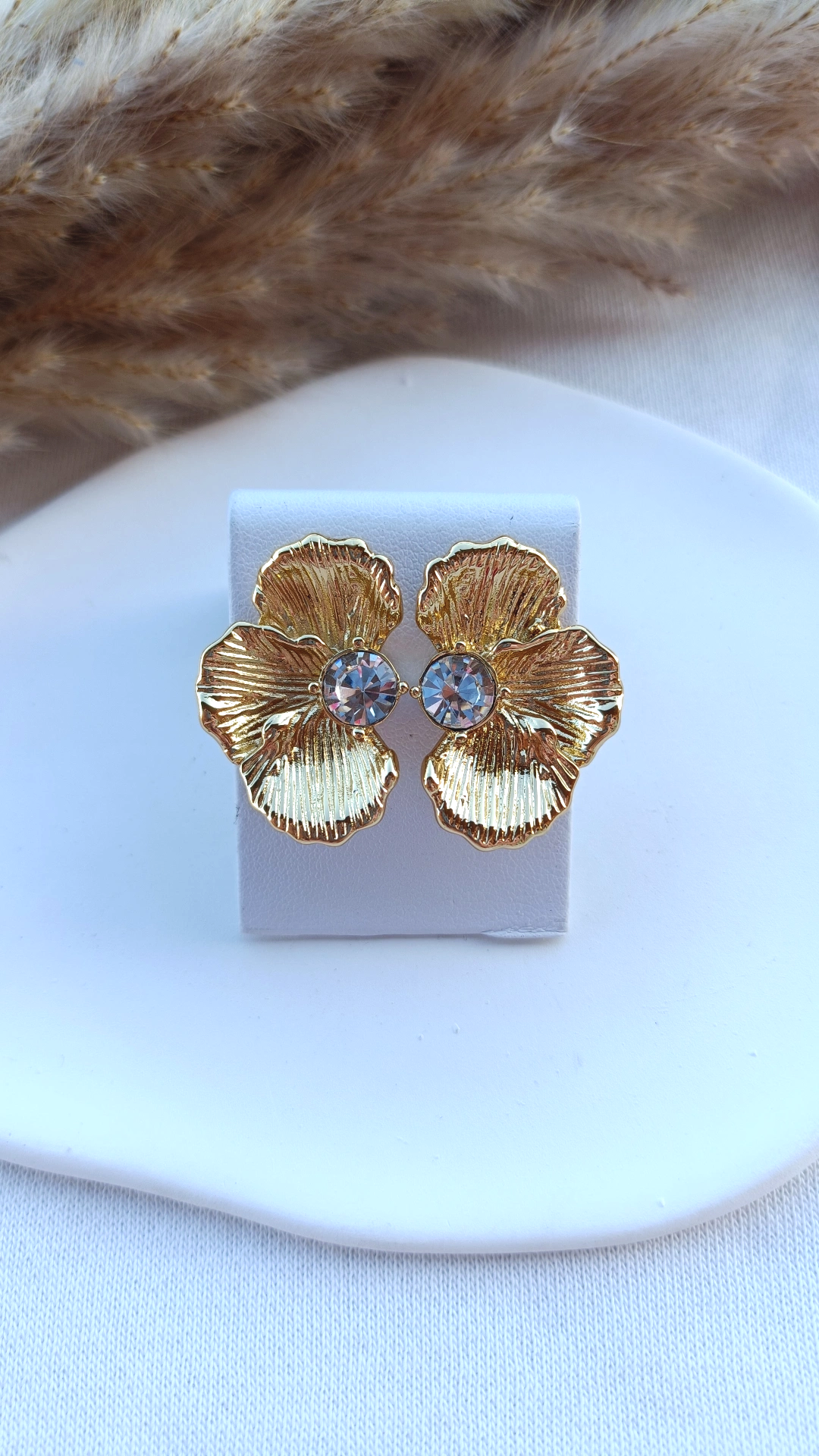 Brincos de Aço Dourado de Meia Flor com Zircónia