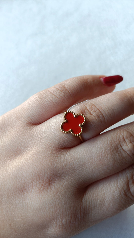 Anel de Aço Dourado de Trevo Vermelho