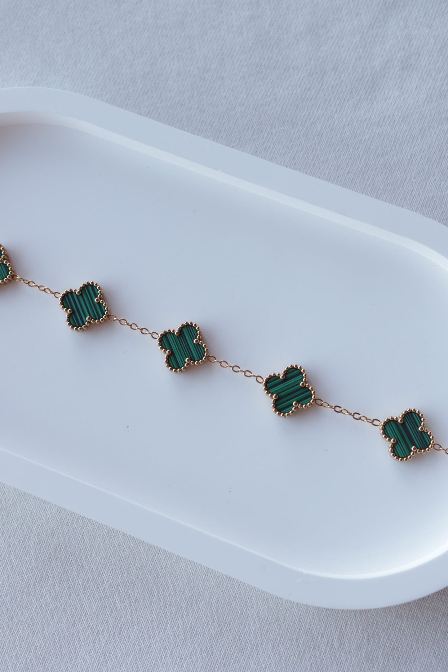 Pulseira de Aço Dourado de 5 Trevos Verdes
