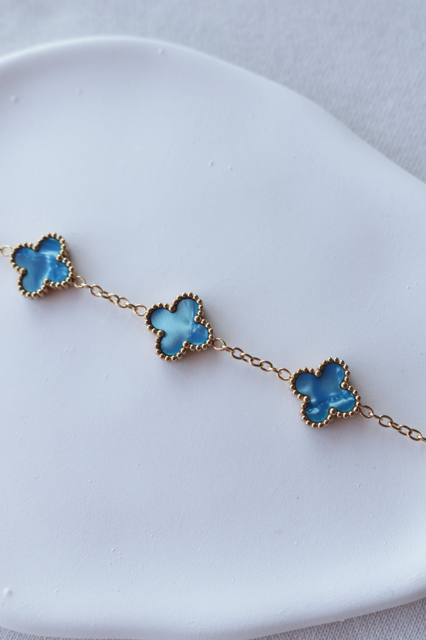 Pulseira de Aço Dourado de 5 Trevos Azul Madrepérola