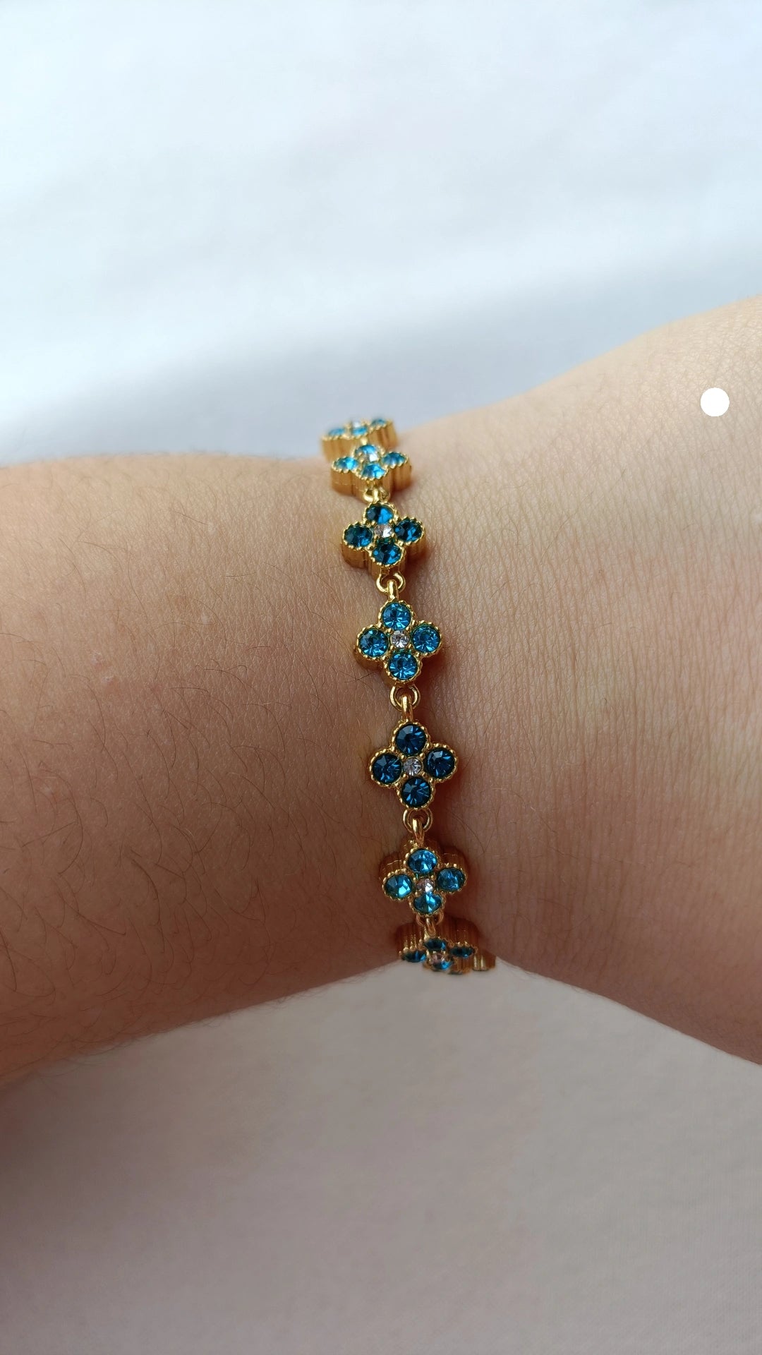 Pulseira de Aço Dourado Inspiração Swarovski de Trevo com Brilhantes Azuis