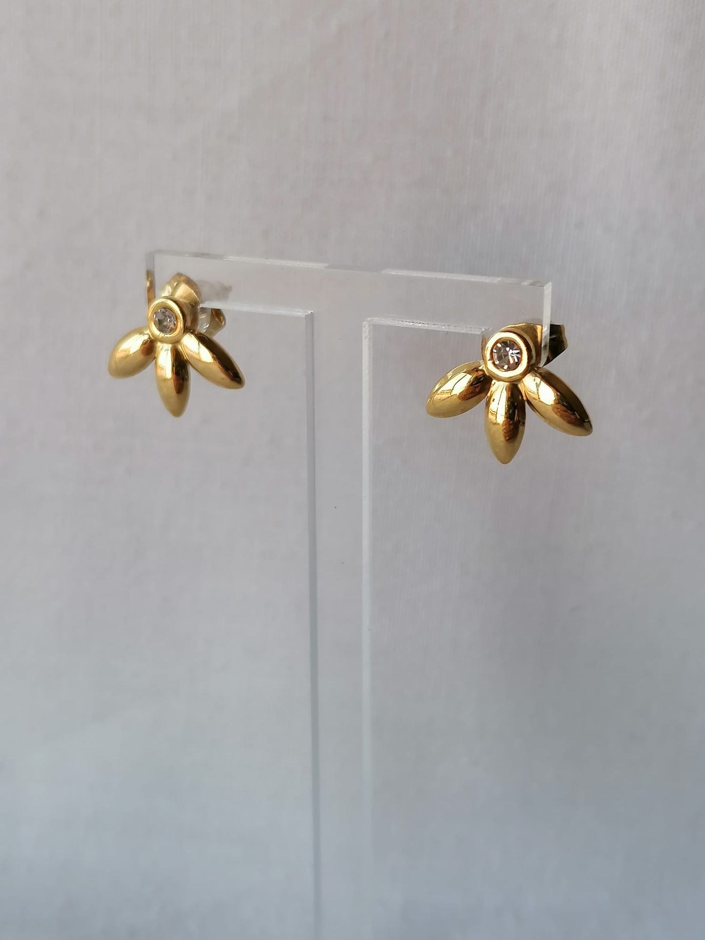 Brincos de Aço Dourado com Flor de 3 Pétalas