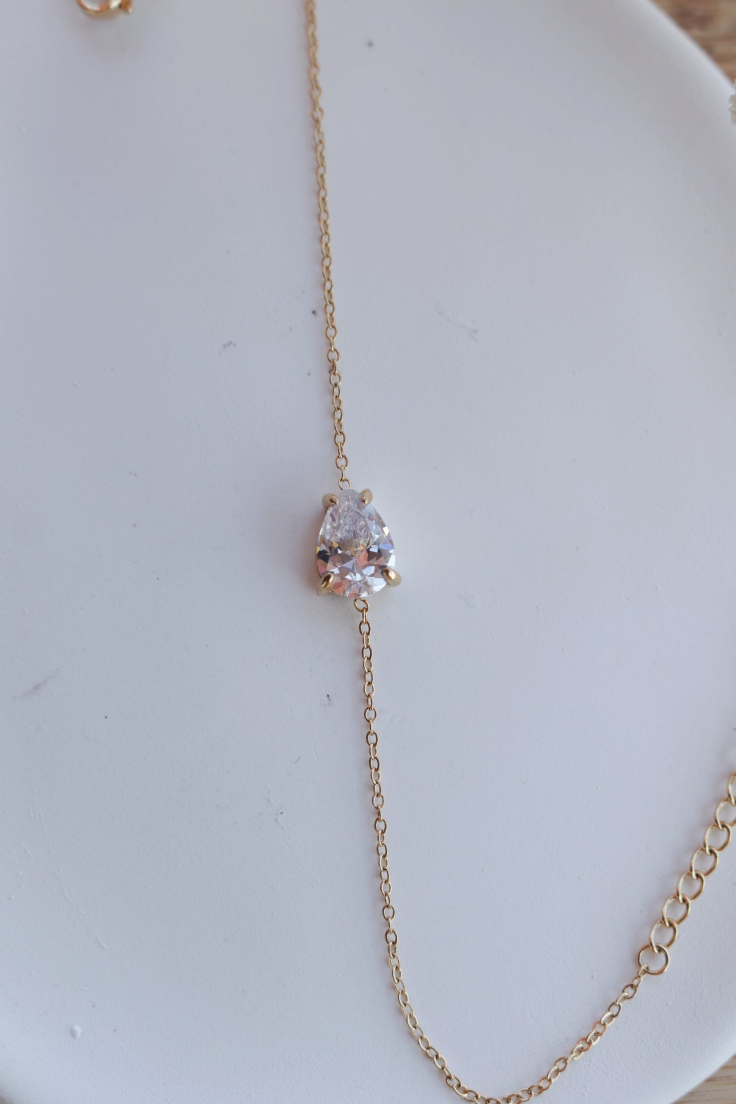 Pulseira de Aço Dourado com Zircónica Branca de Gota