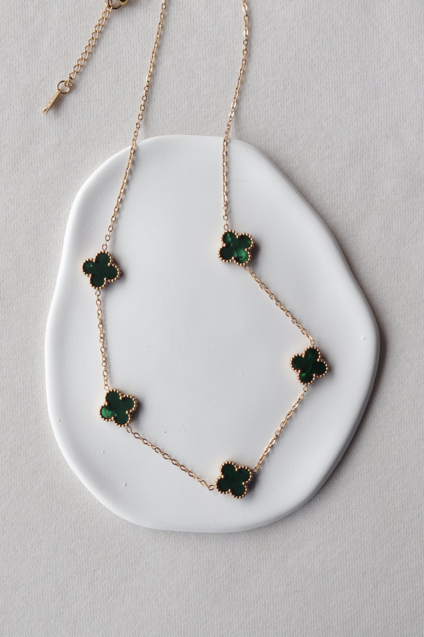 Colar de Aço Dourado de 5 Trevos Verdes Madrepérola