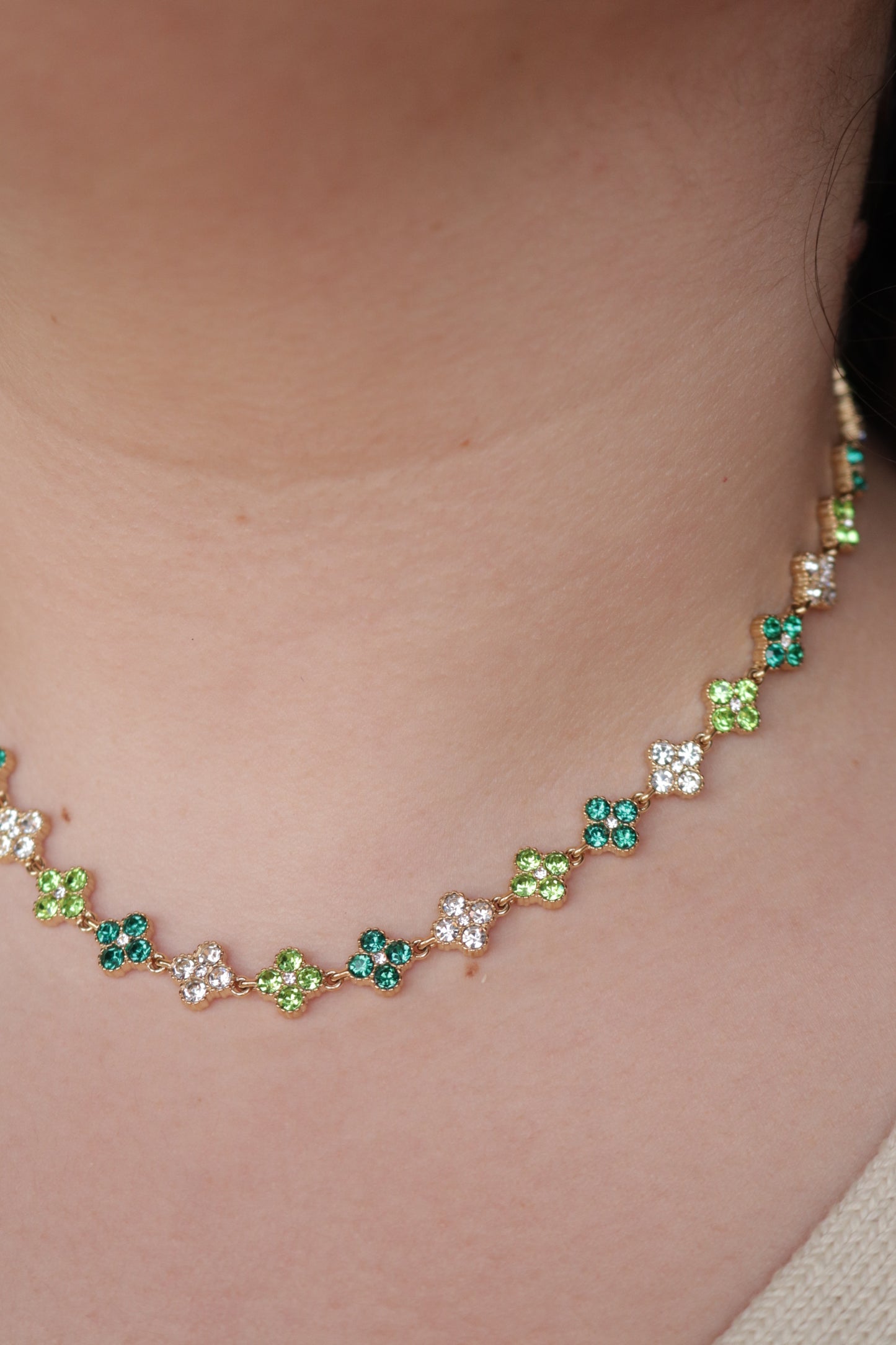 Colar de Aço Dourado Inspiração Swarovski de Trevo com Brilhantes Verdes
