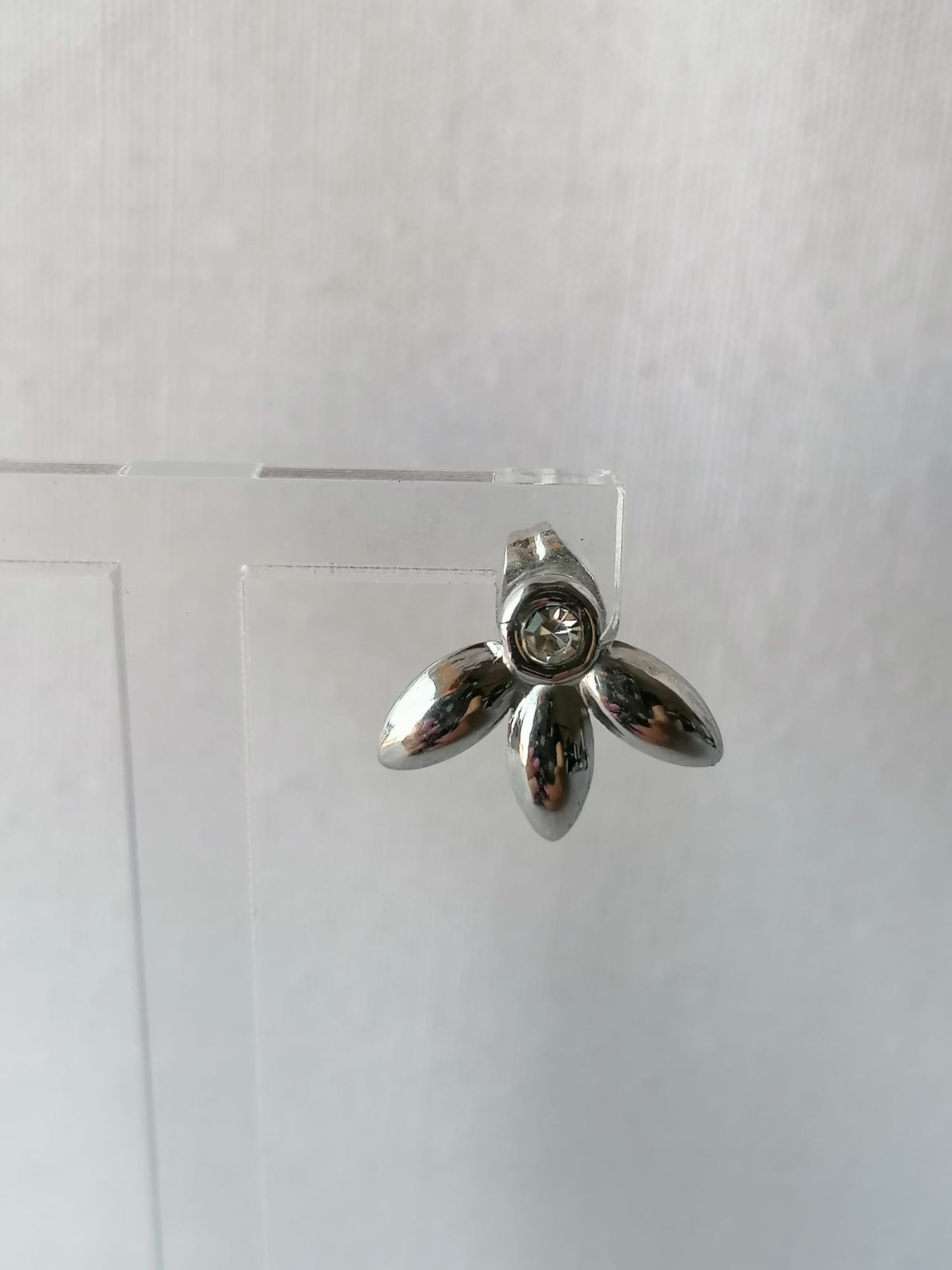 Brincos de Aço Prateado com Flor de 3 Pétalas