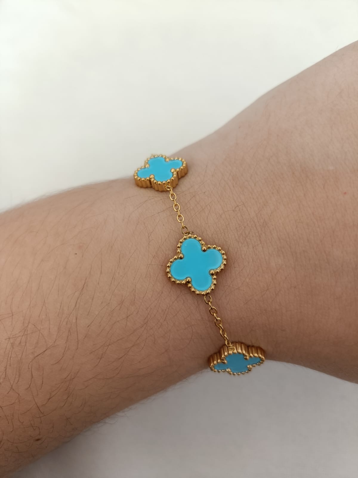 Pulseira de Aço Dourado de 5 Trevos Azuis Oceano