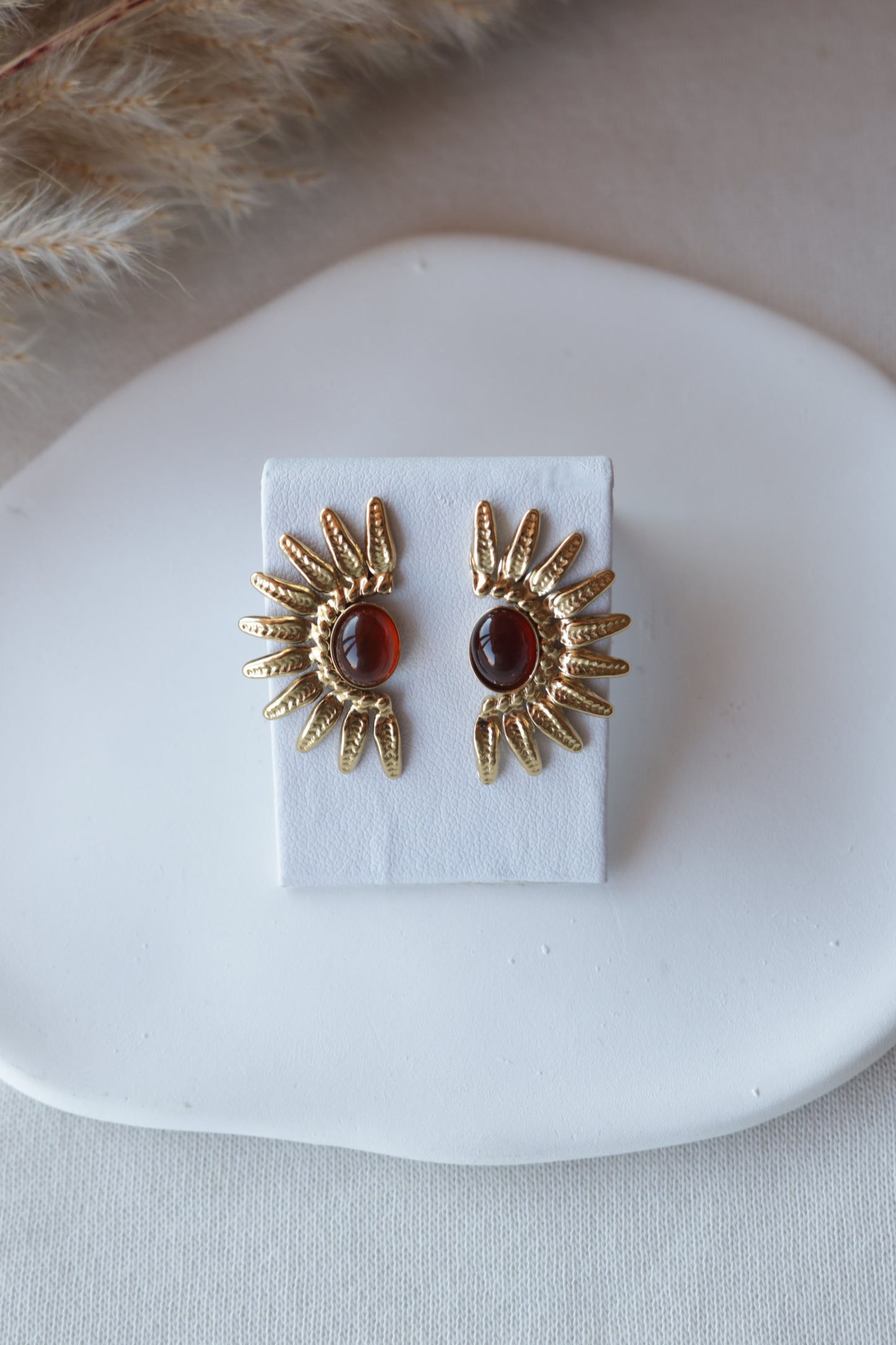Brincos de Aço Dourado de Meia Flor com Pérola Castanha