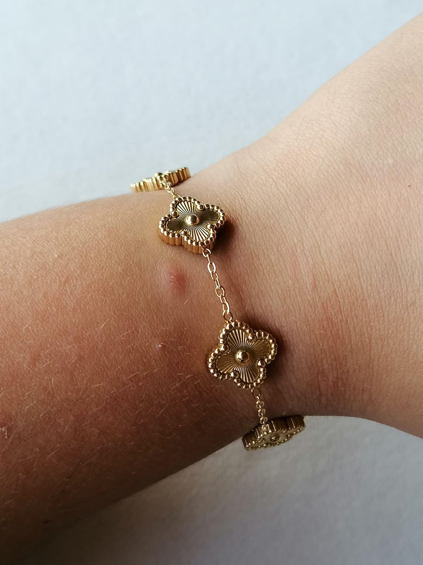 Pulseira de Aço Dourado de 5 Trevos