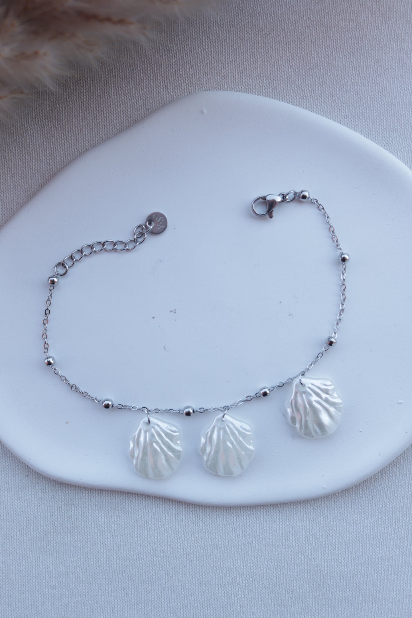 Pulseira de Aço Prateado com Conchas