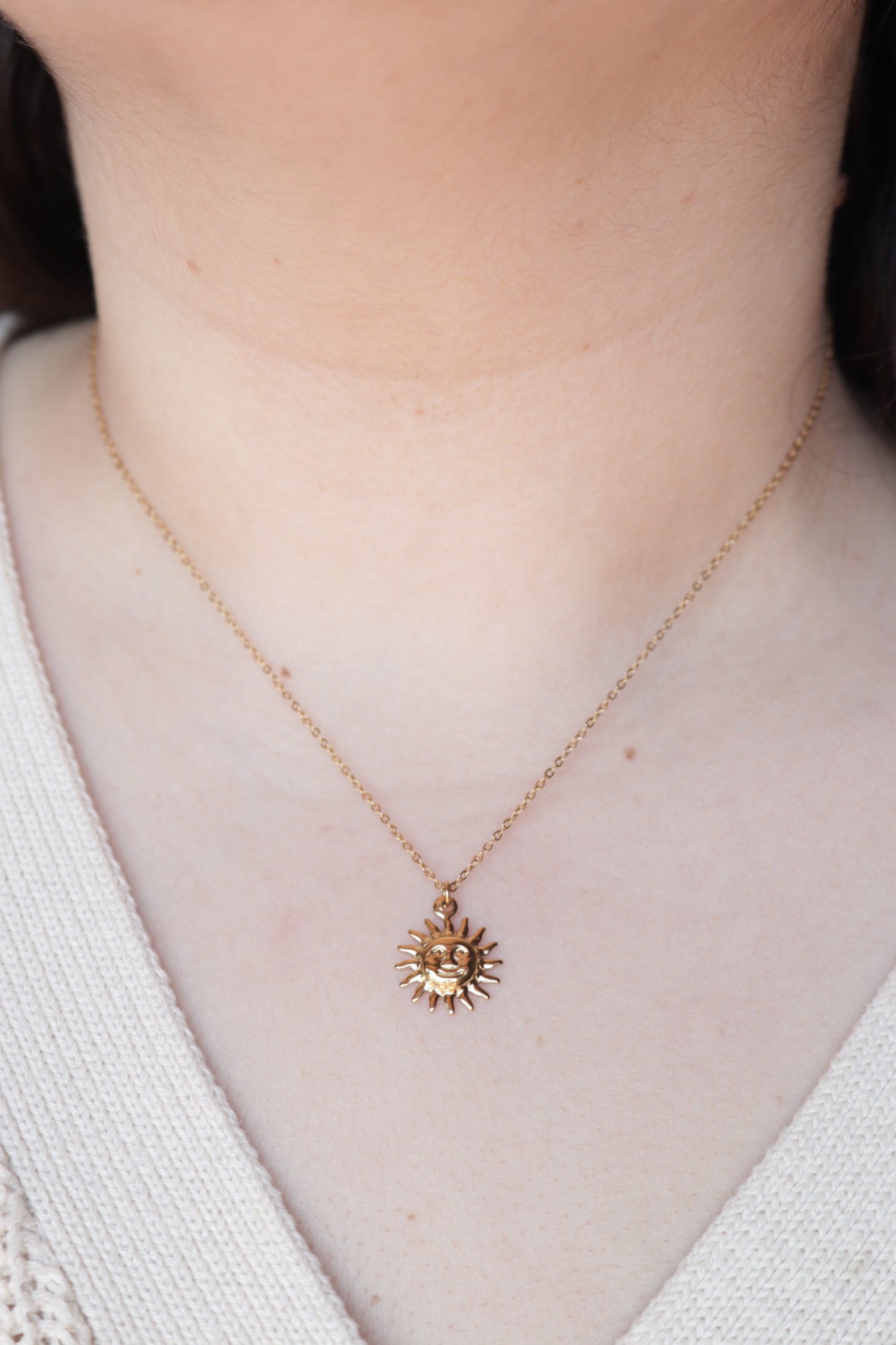 Colar de Aço Dourado com Sol