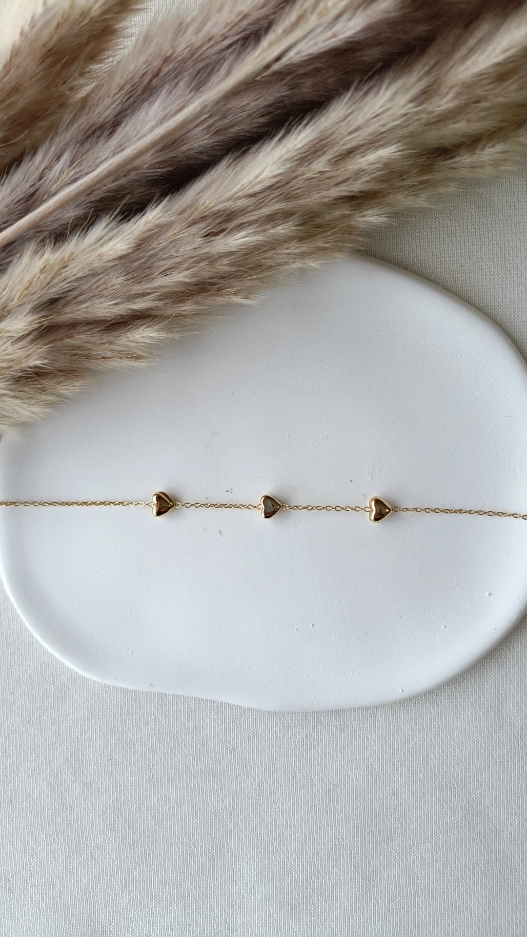Pulseira de Aço Dourado com 3 Mini Corações