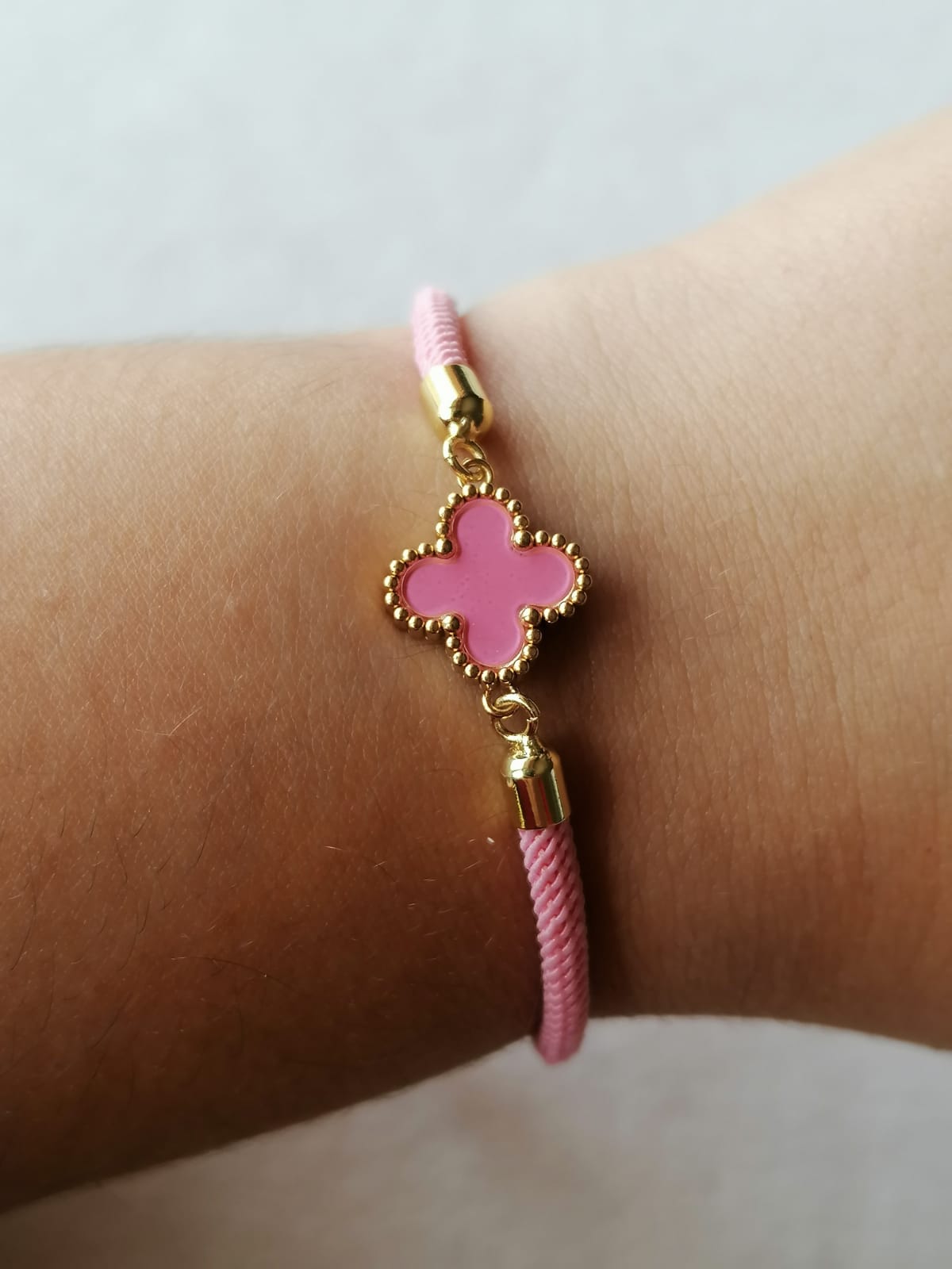 Pulseira de Aço Dourado de Cordão + Trevo Rosa