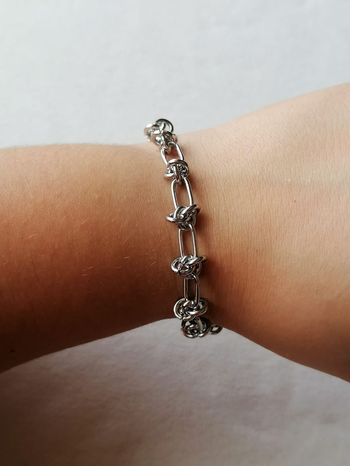 Pulseira de Aço Prateado de Nós