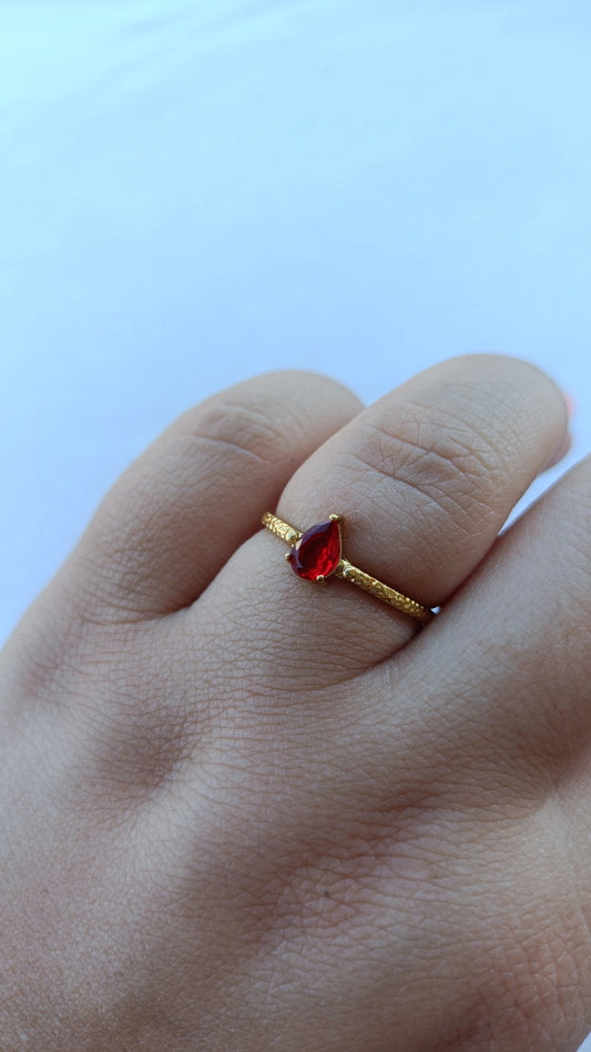 Anel de Aço Dourado com Zircónica Vermelha