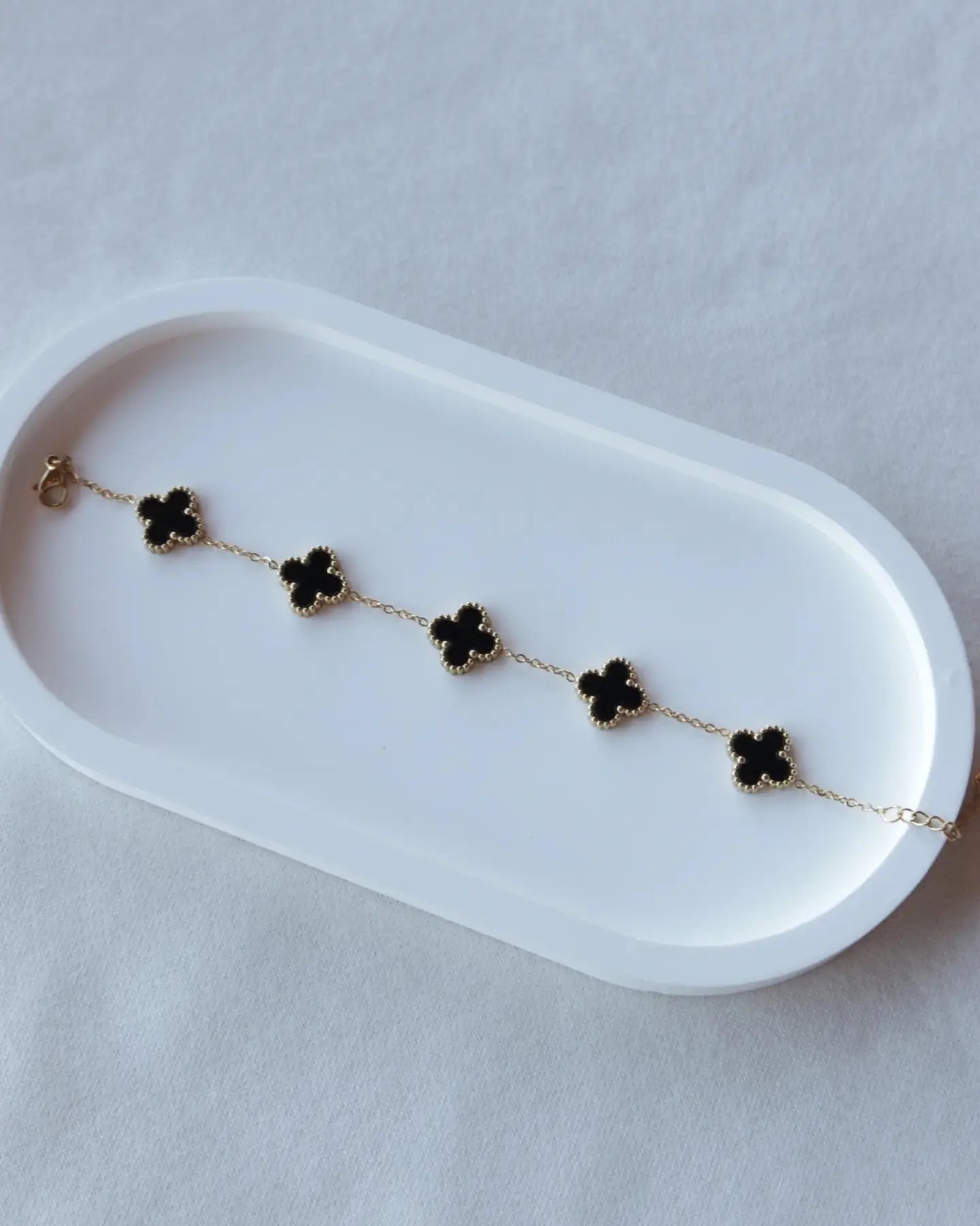 Pulseira de Aço Dourado de 5 Trevos Pretos