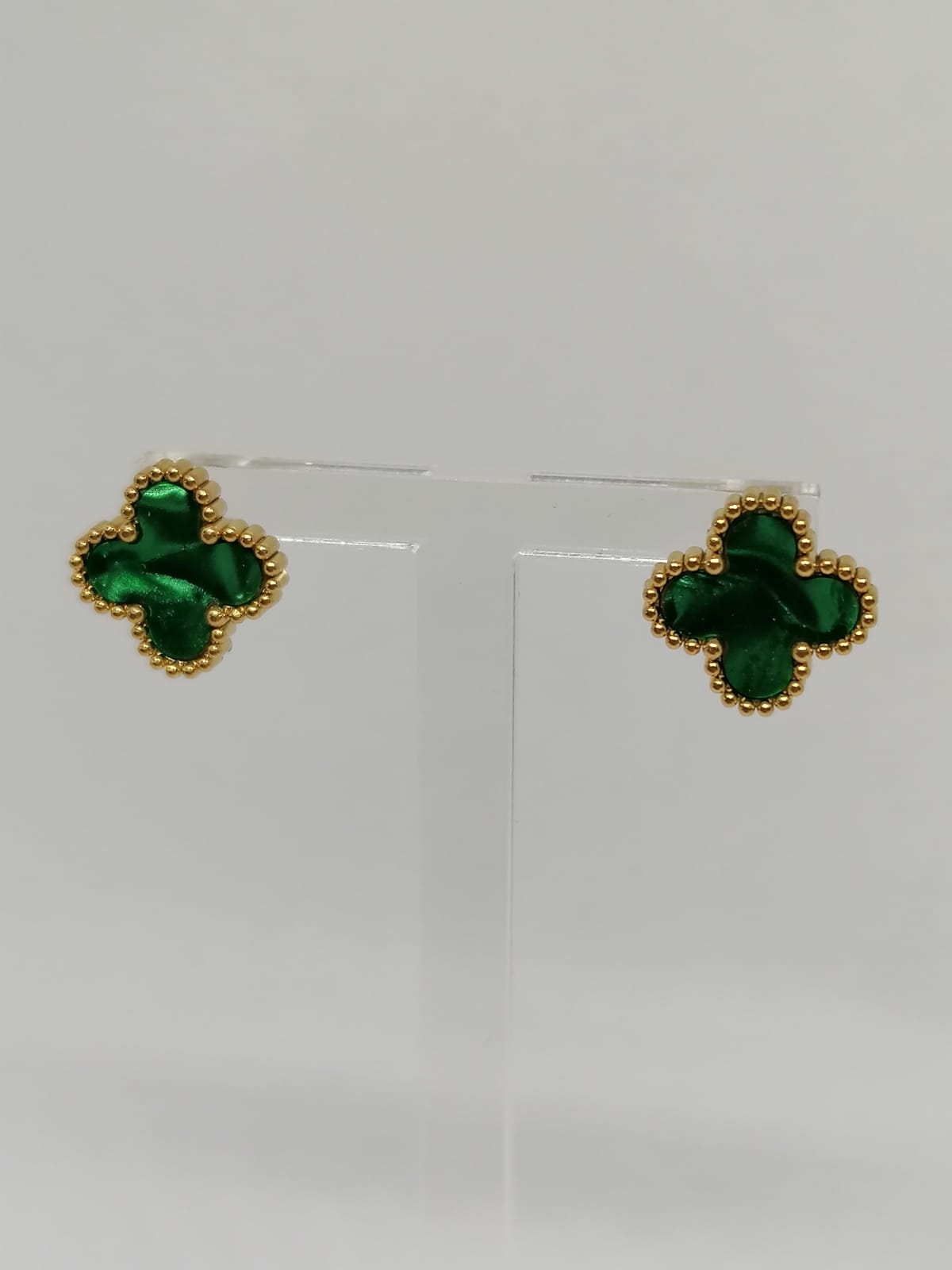 Brincos de Aço Dourado de Trevos Verdes Madrepérola