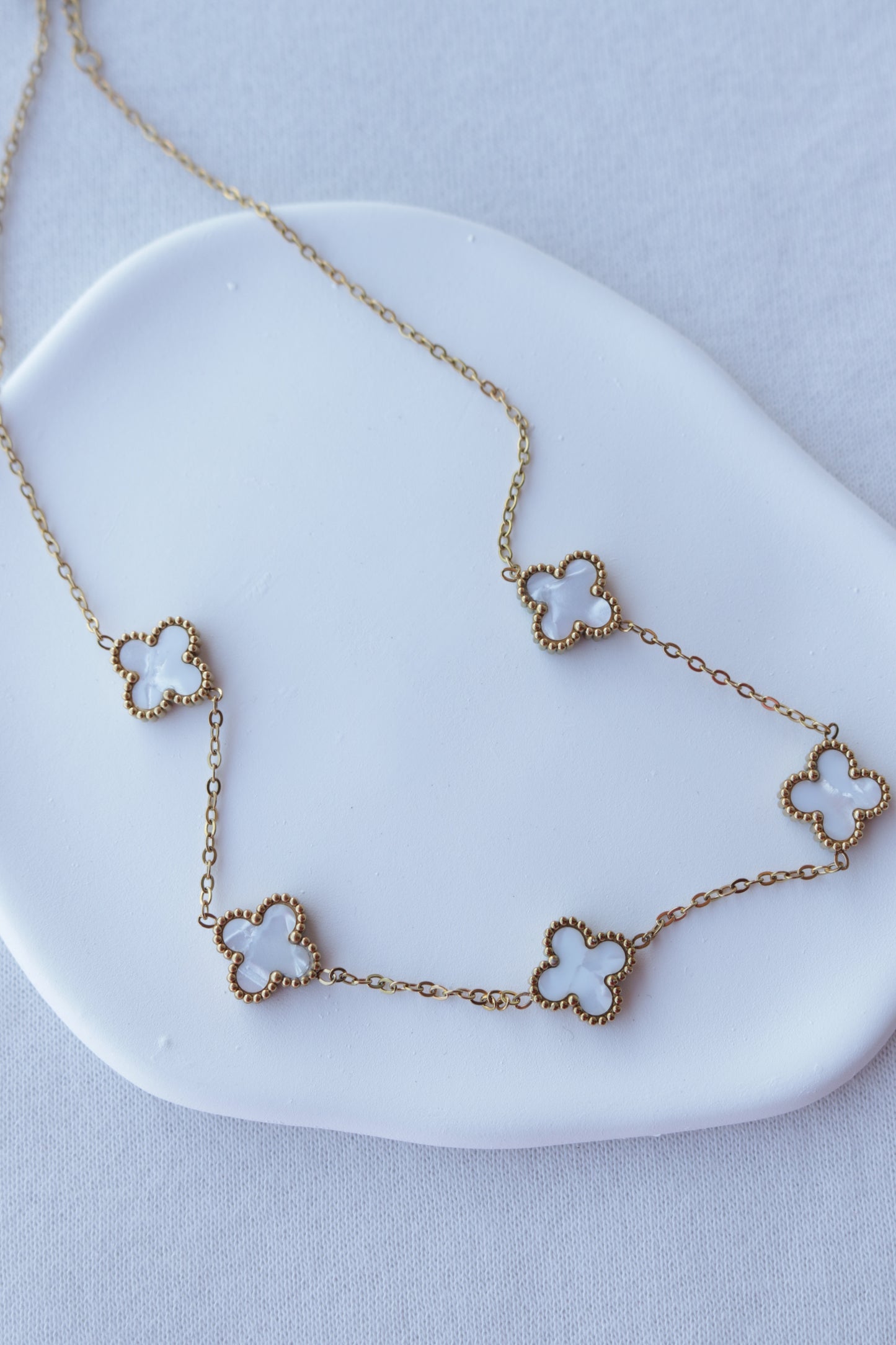 Colar de Aço Dourado de 5 Trevos Brancos