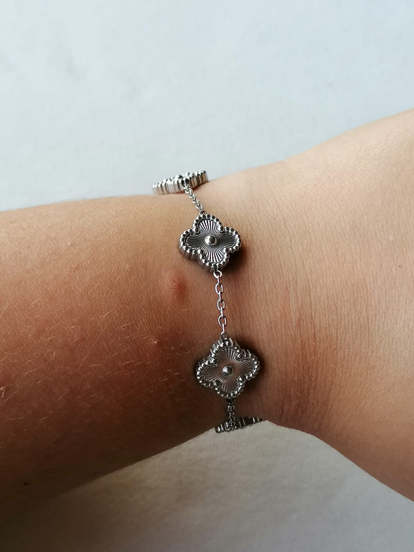 Pulseira de Aço Prateado de 5 Trevos