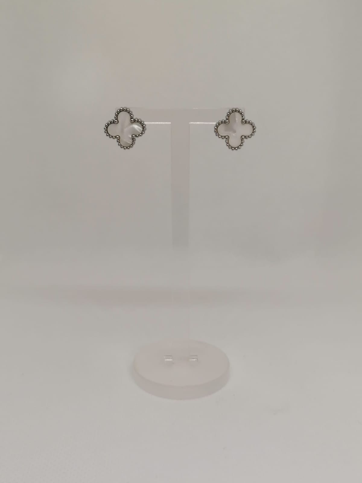 Brincos de Aço Prateado de Trevo Branco