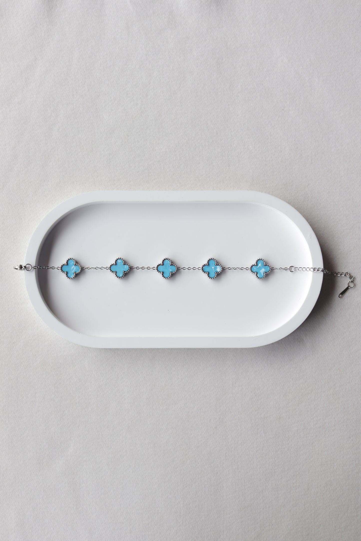 Pulseira de Aço Prateado de 5 Trevos Azuis Madrepérola