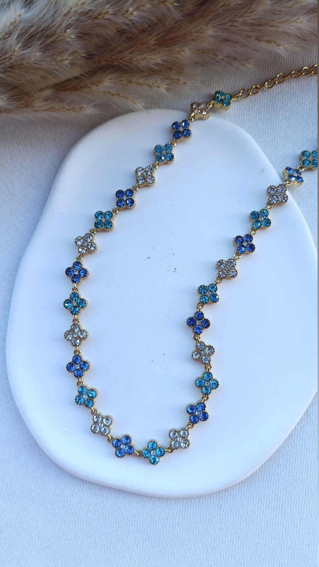 Colar de Aço Dourado Inspiração Swarovski de Trevo com Brilhantes Azuis