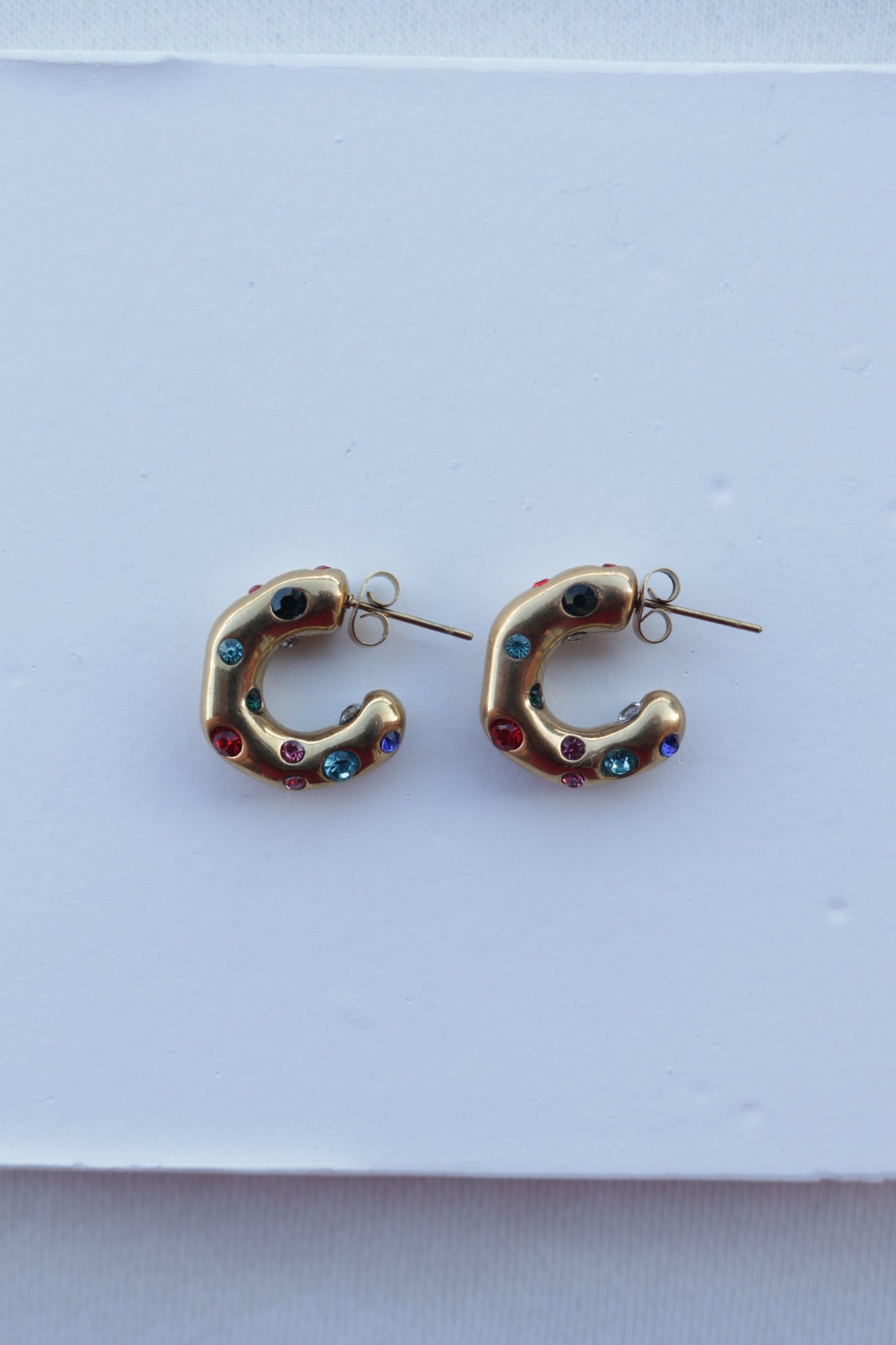 Argolas de Aço Dourado com Zircónicas Coloridas