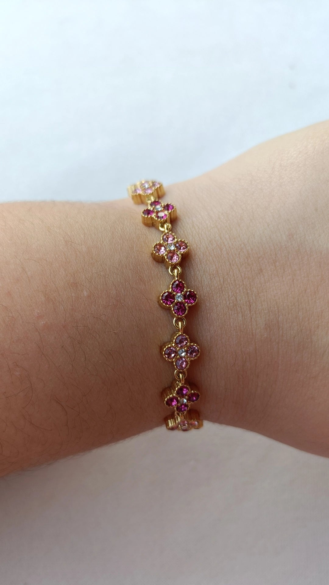 Pulseira de Aço Dourado Inspiração Swarovski de Trevo com Brilhantes Rosa