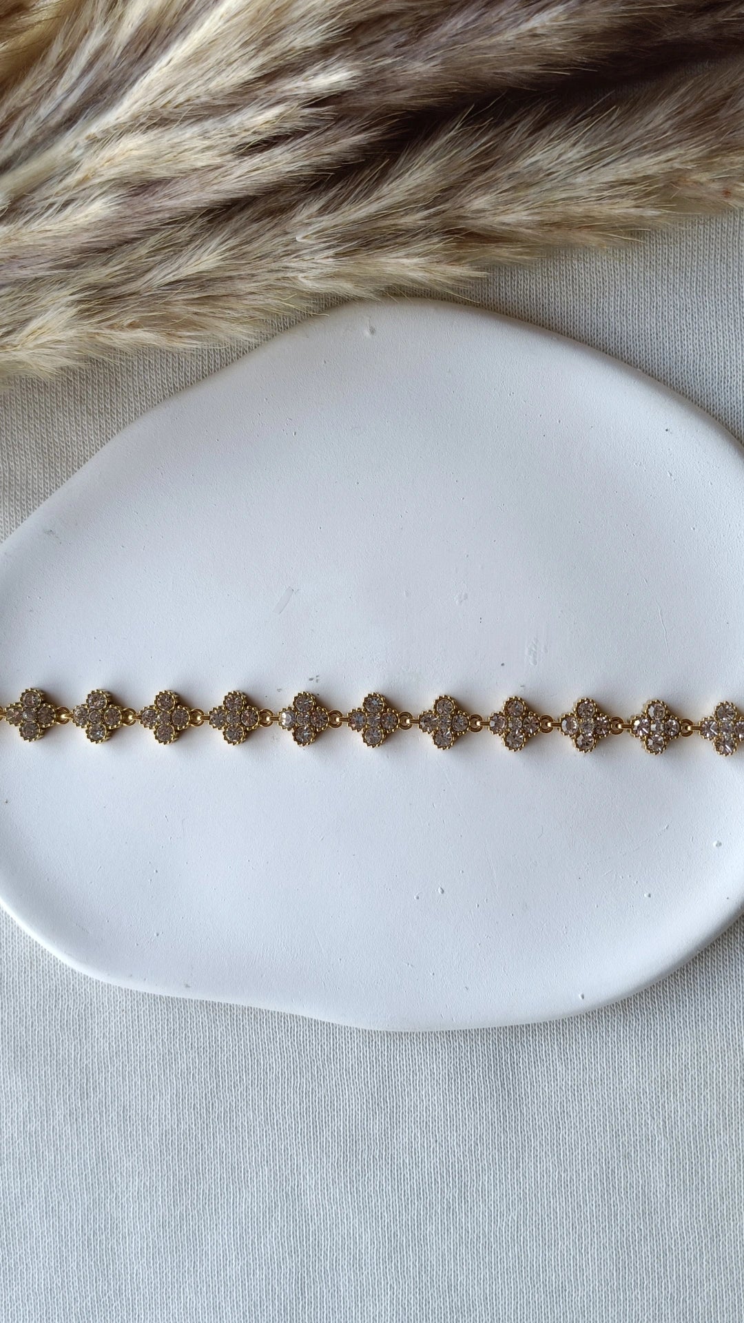 Pulseira de Aço Dourado Inspiração Swarovski de Trevos com Brilhantes Brancos