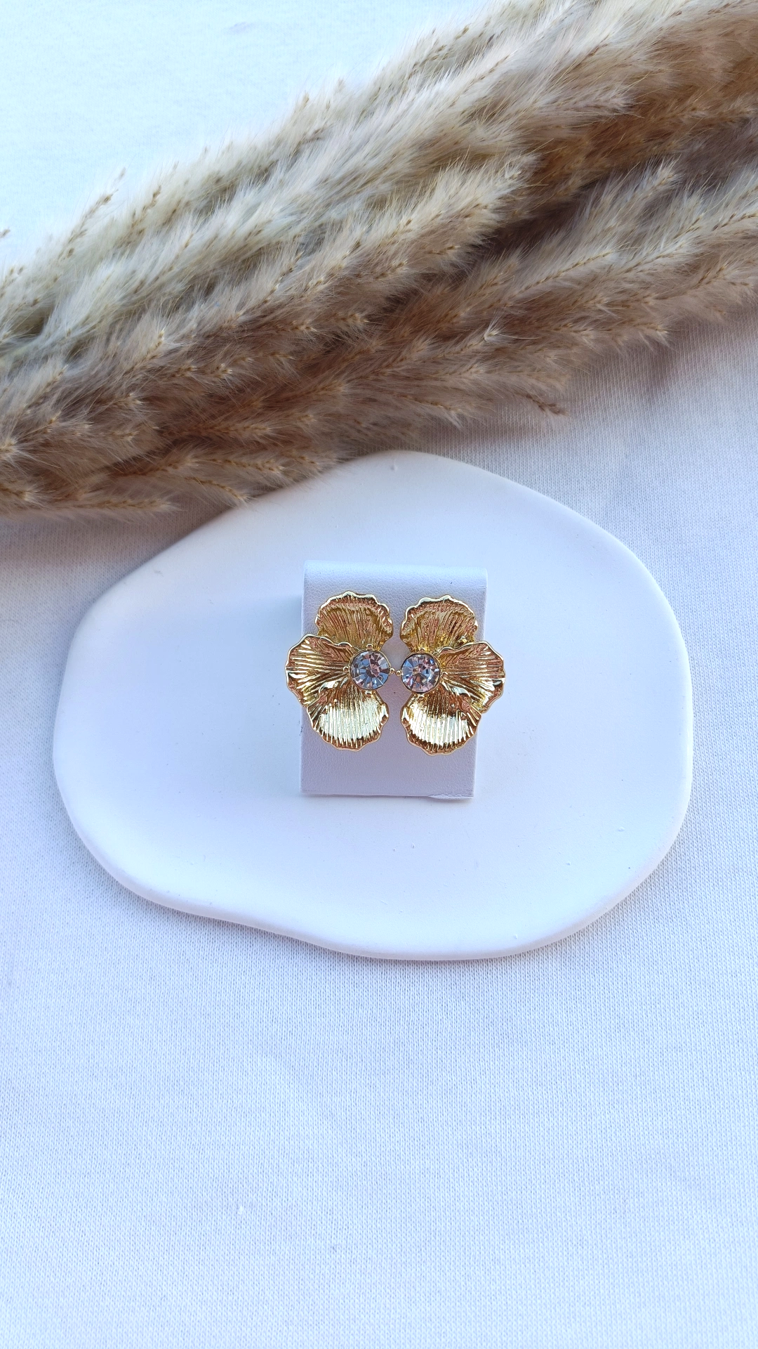 Brincos de Aço Dourado de Meia Flor com Zircónia