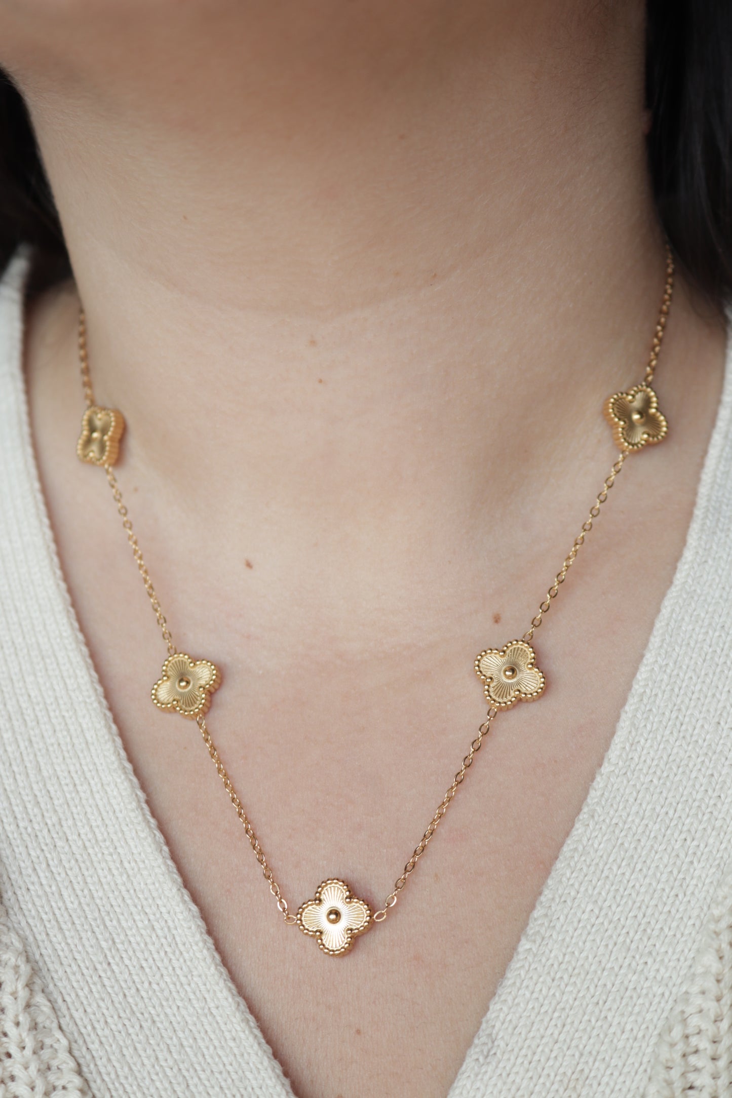 Colar de Aço Dourado de 5 Trevos