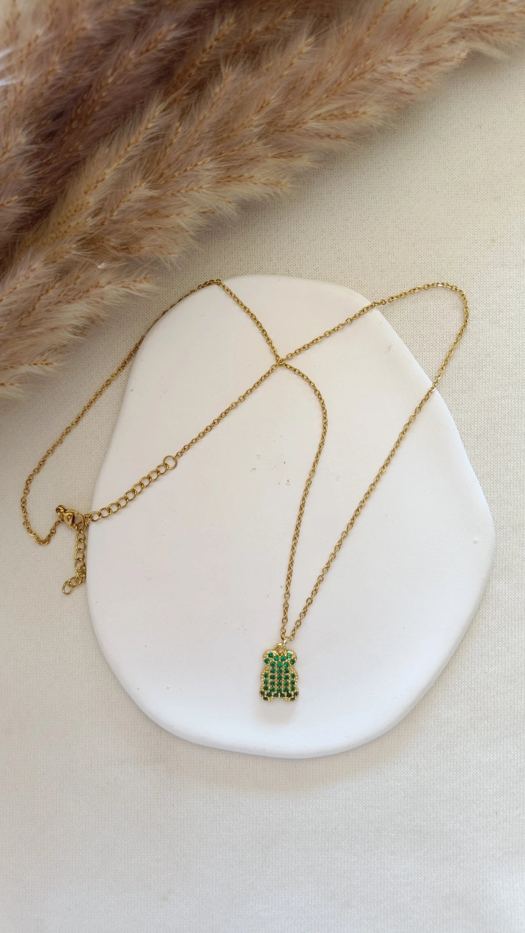Colar de Aço Dourado de Urso com Brilhantes Verdes