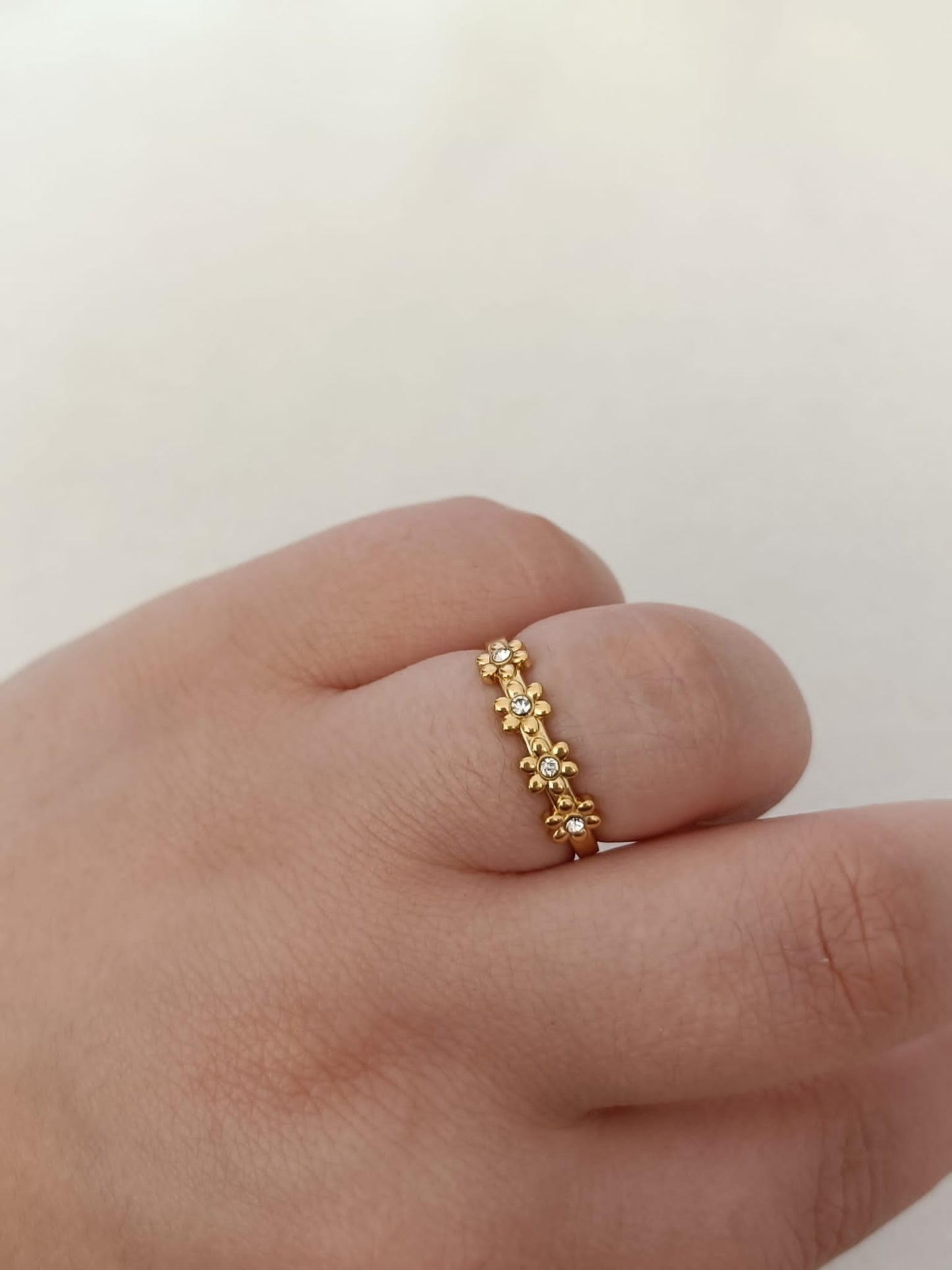 Anel de Aço Dourado de Flores com zircónicas Brancas
