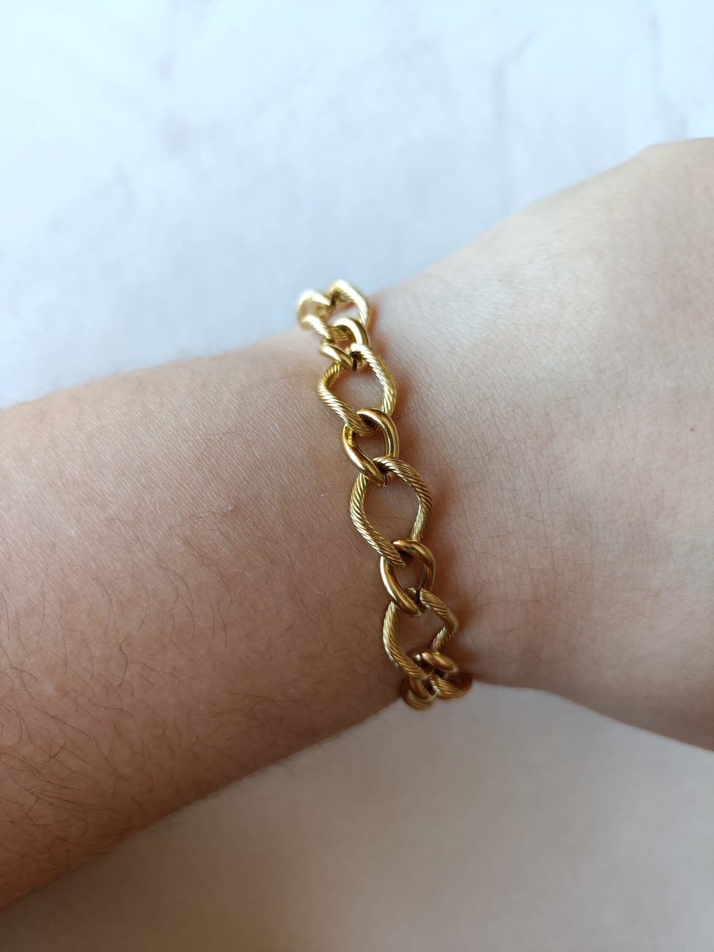 Pulseira de Aço Dourado de Duplos Elos com Textura