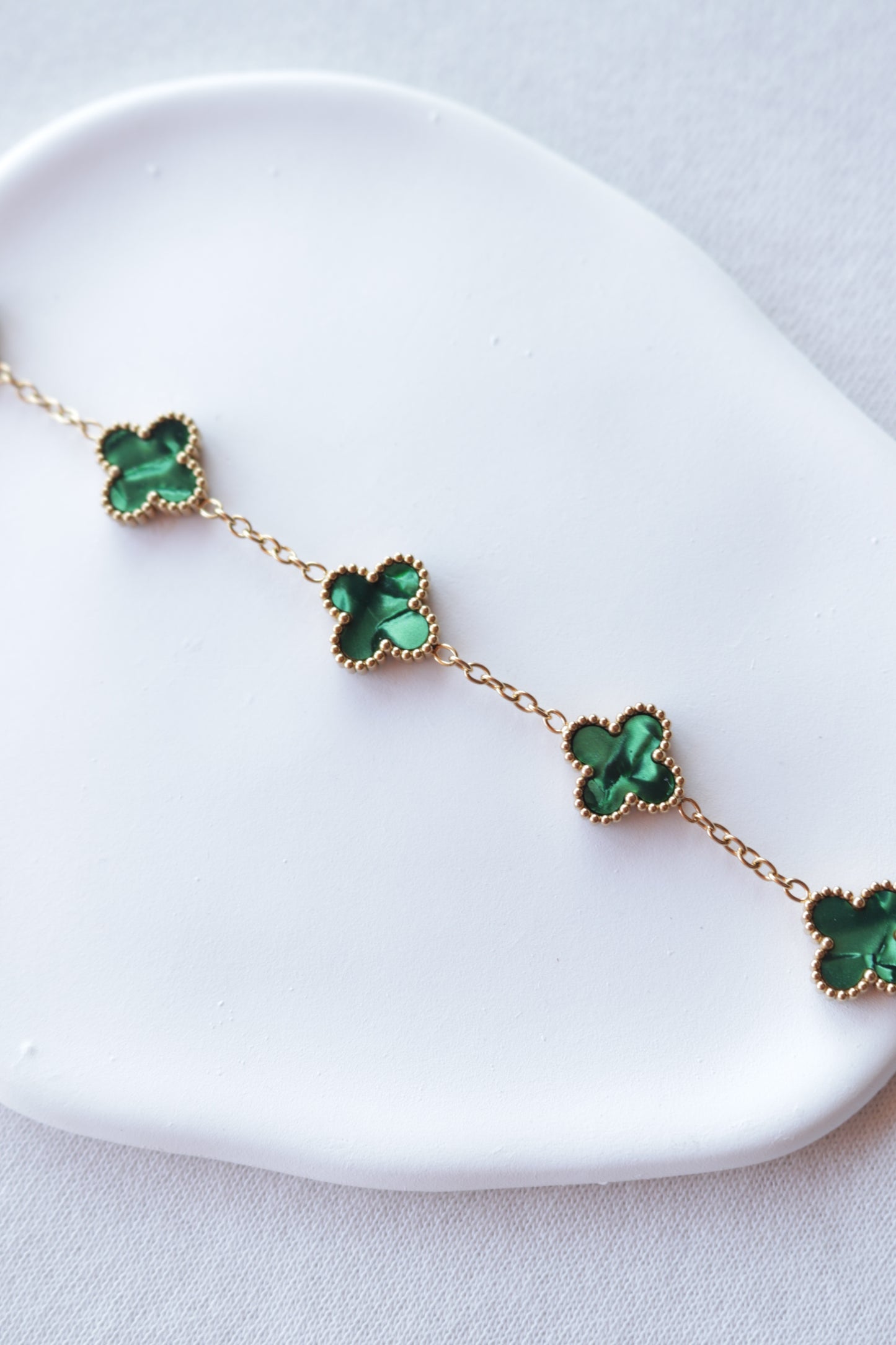 Pulseira de Aço Dourado de 5 Trevos Verdes Madrepérola