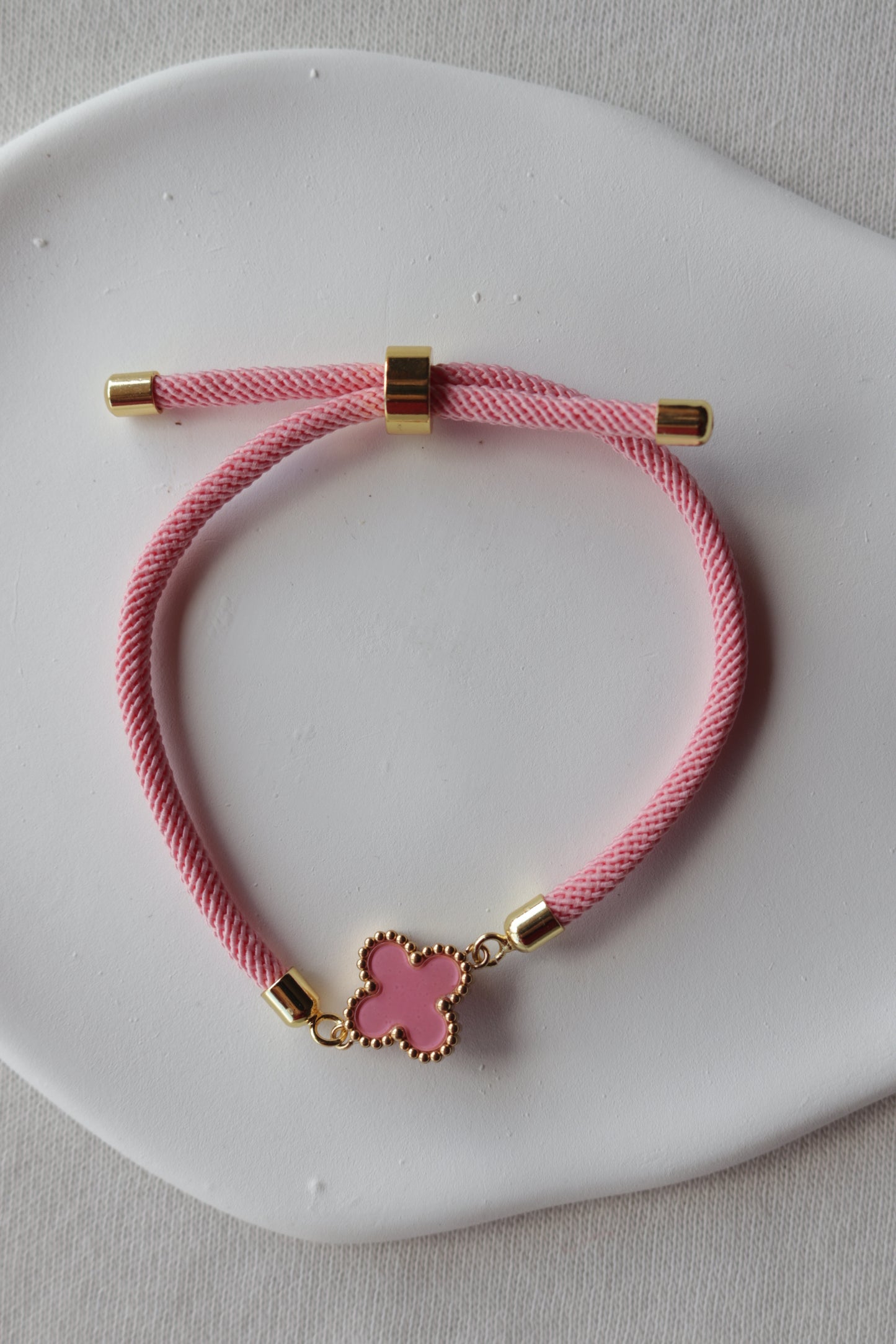 Pulseira de Aço Dourado de Cordão + Trevo Rosa