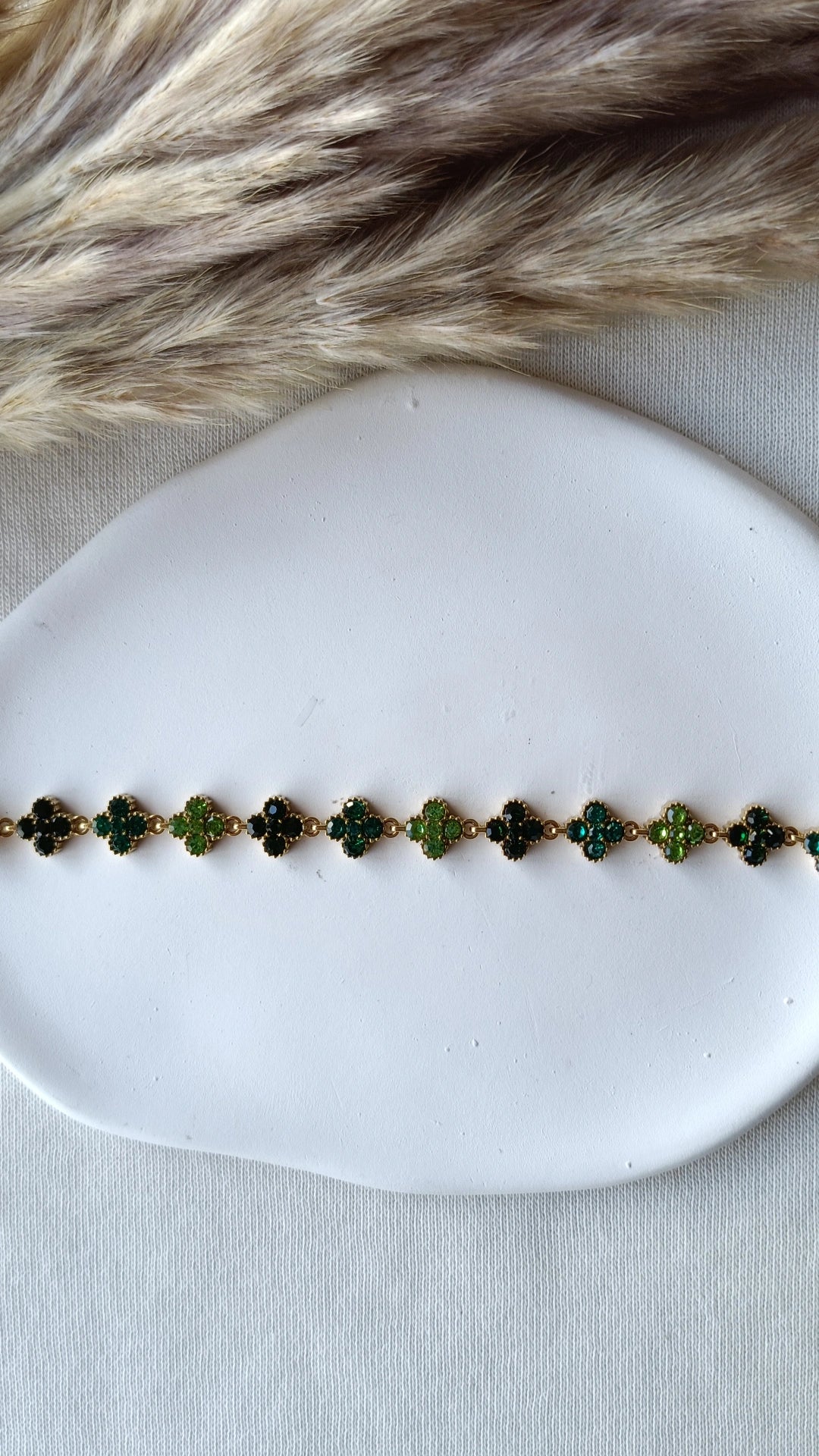 Pulseira de Aço Dourado Inspiração Swarovski de Trevo com Brilhantes Verdes