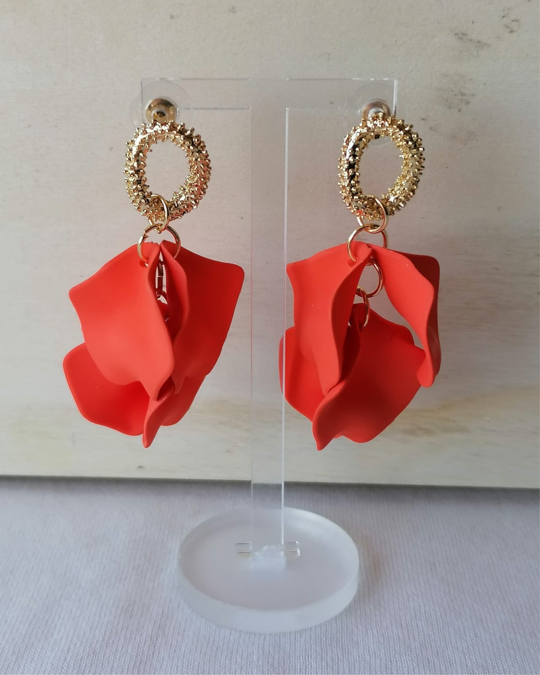Brincos de Aço Dourado de Flor Laranja