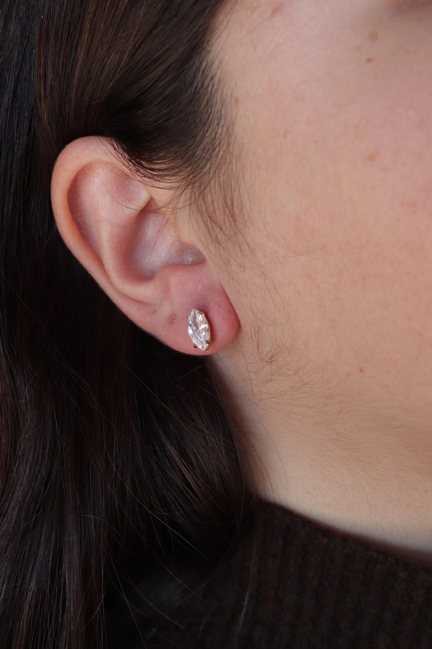 Brincos de Aço Dourado com Zircónia Branca Oval