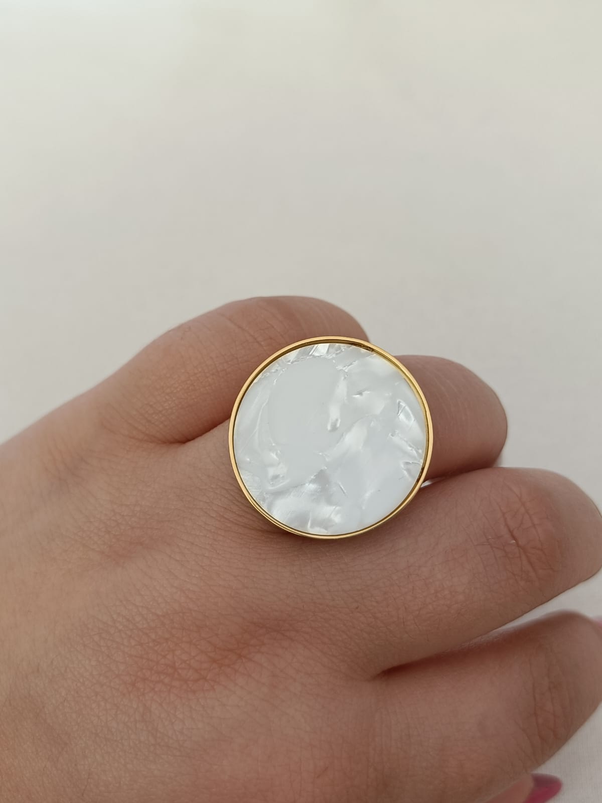 Anel de Aço Dourado com Pedra Madrepérola