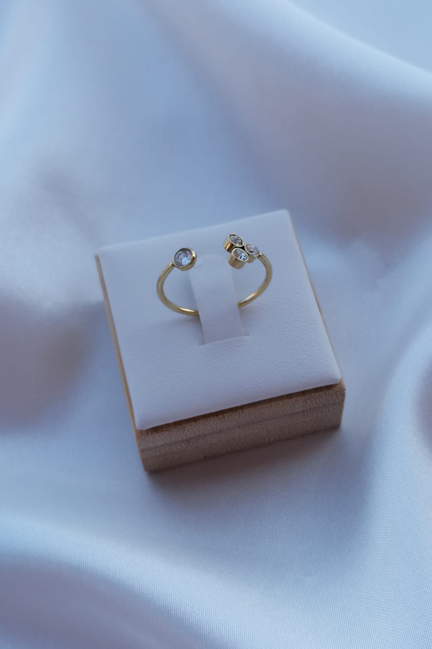 Anel de Aço Dourado com 4 Zircónicas