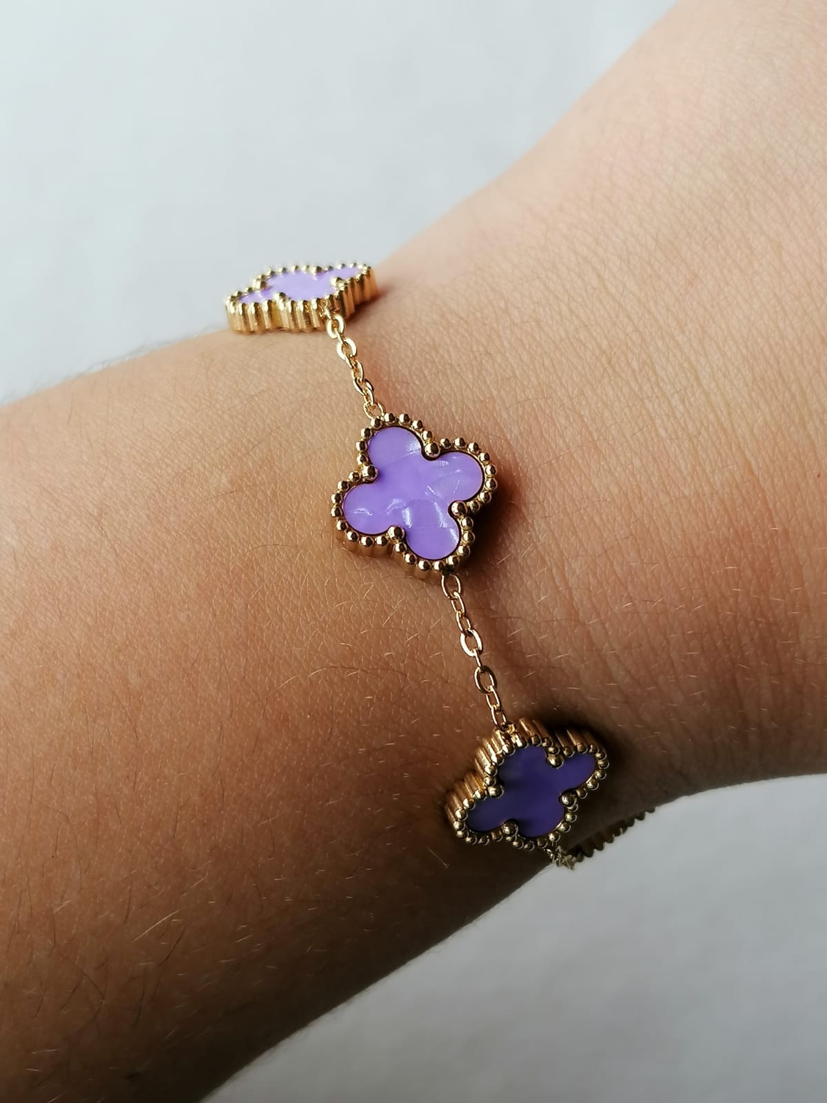 Pulseira de Aço Dourado de 5 Trevos Lilás Madrepérola