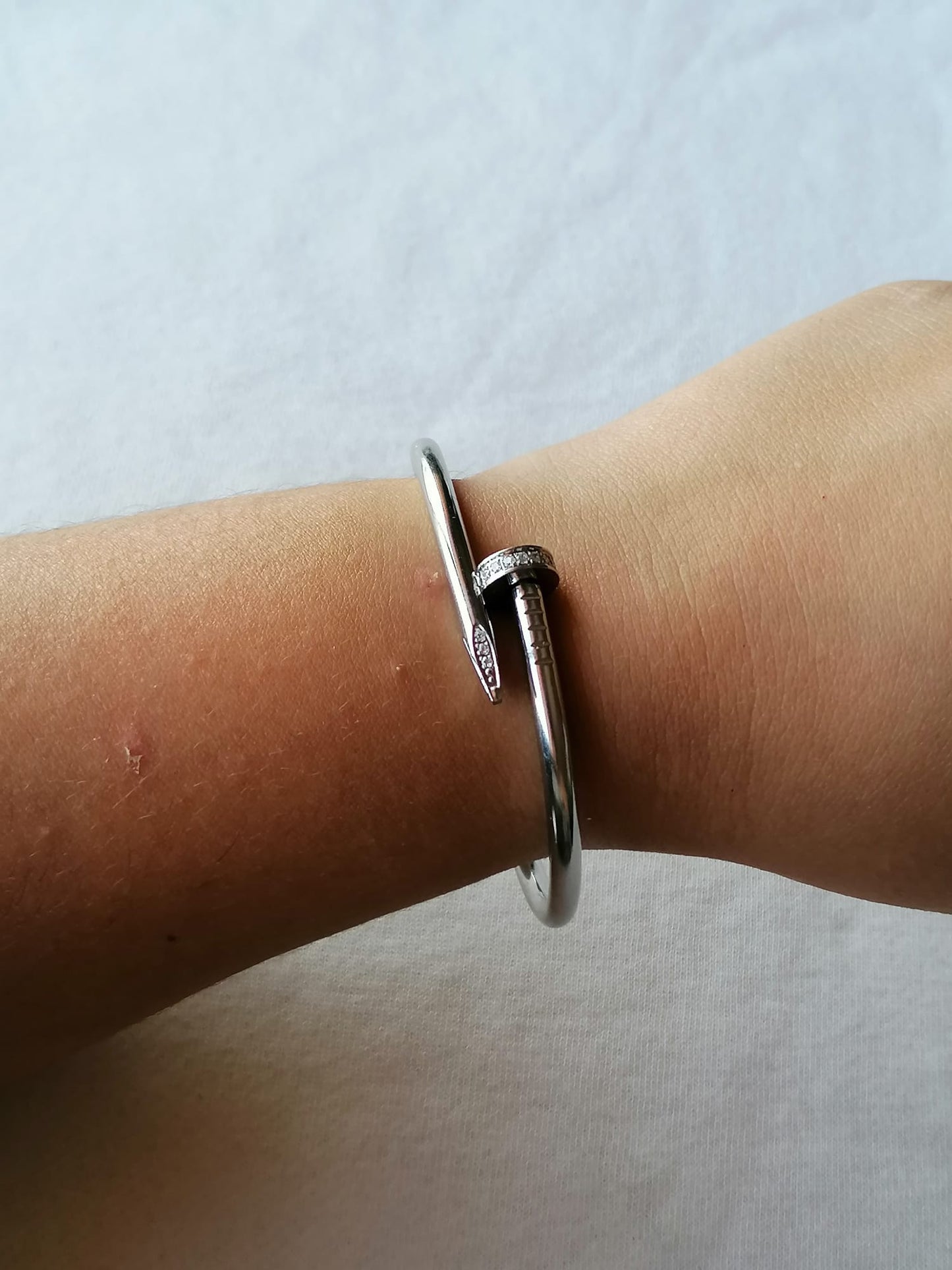 Pulseira de Aço Prateado de Prego com Brilhantes