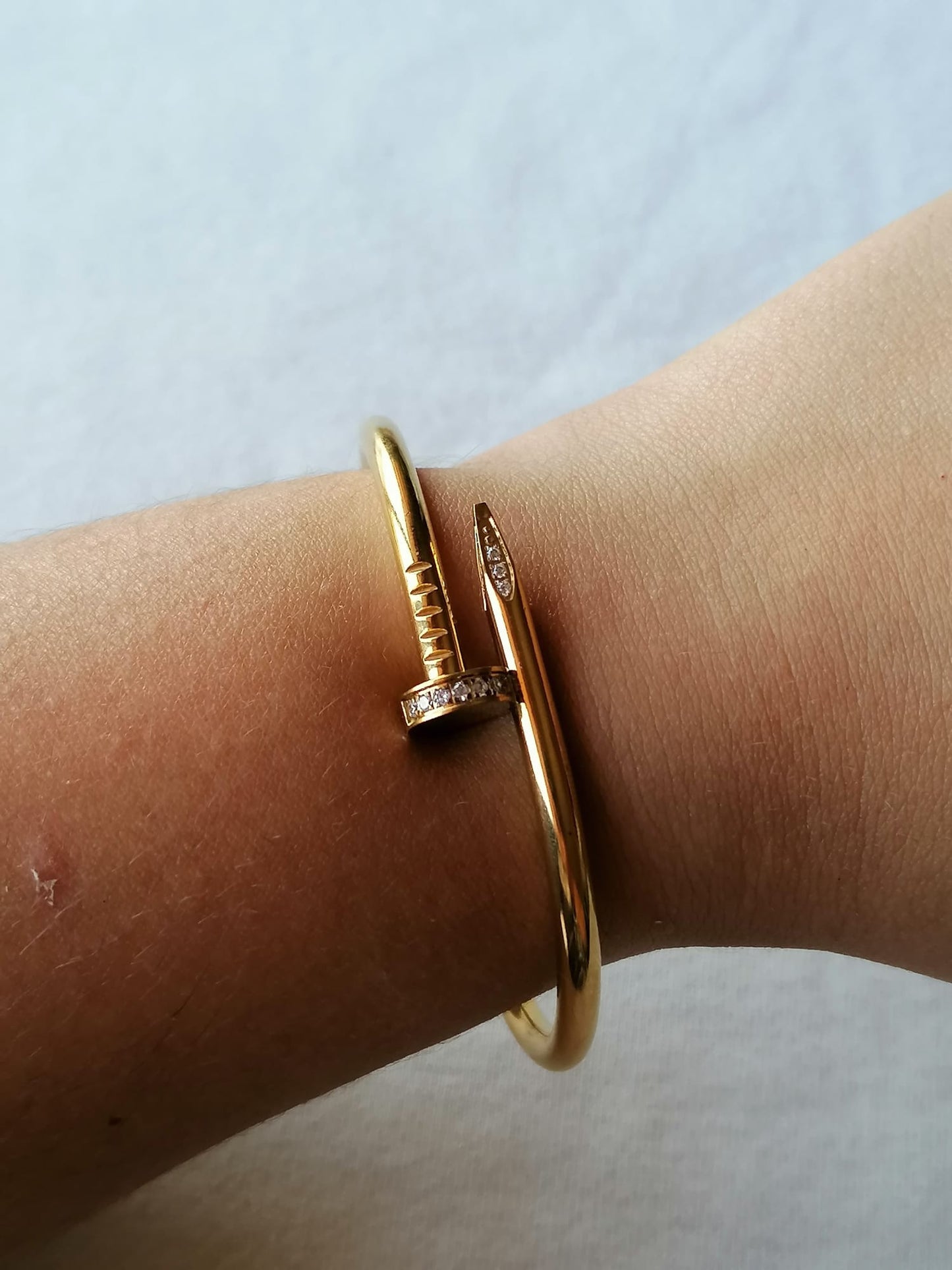 Pulseira de Aço Dourado de Prego com Brilhantes