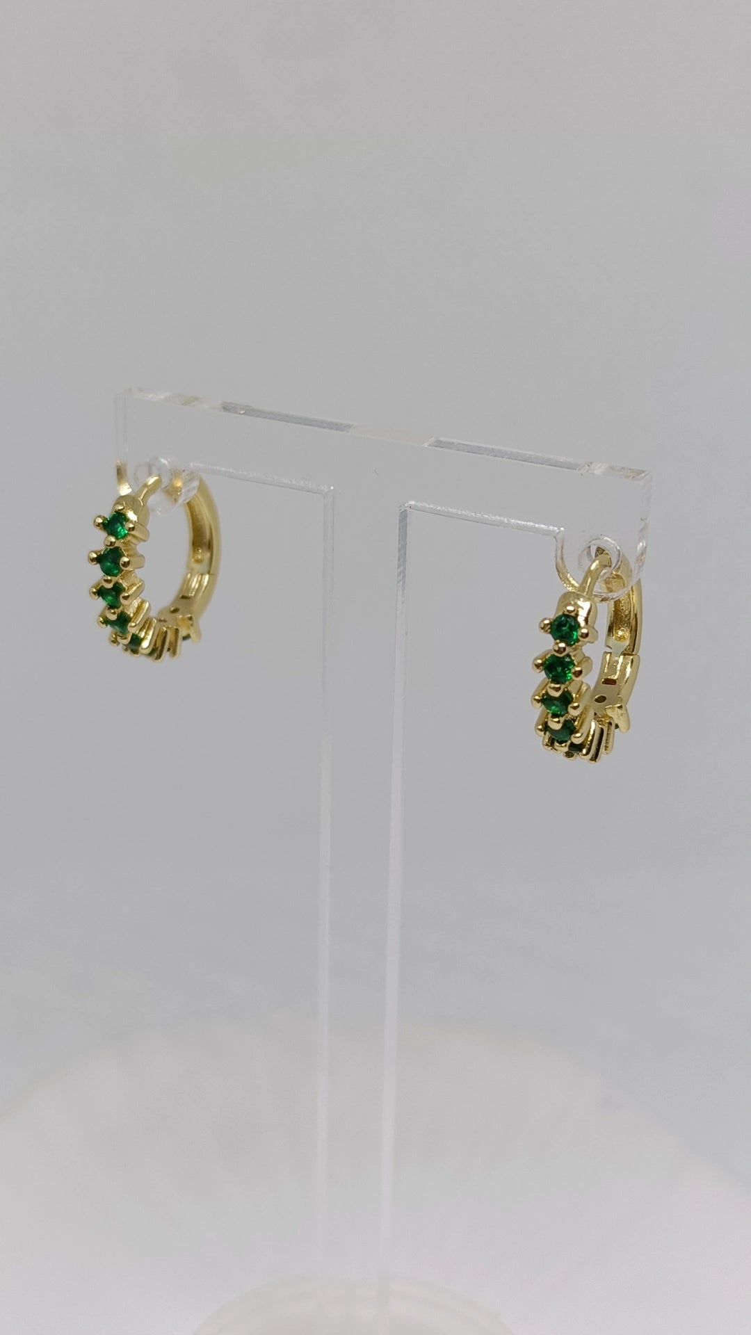 Argolas de Aço Dourado com Brilhantes Verdes