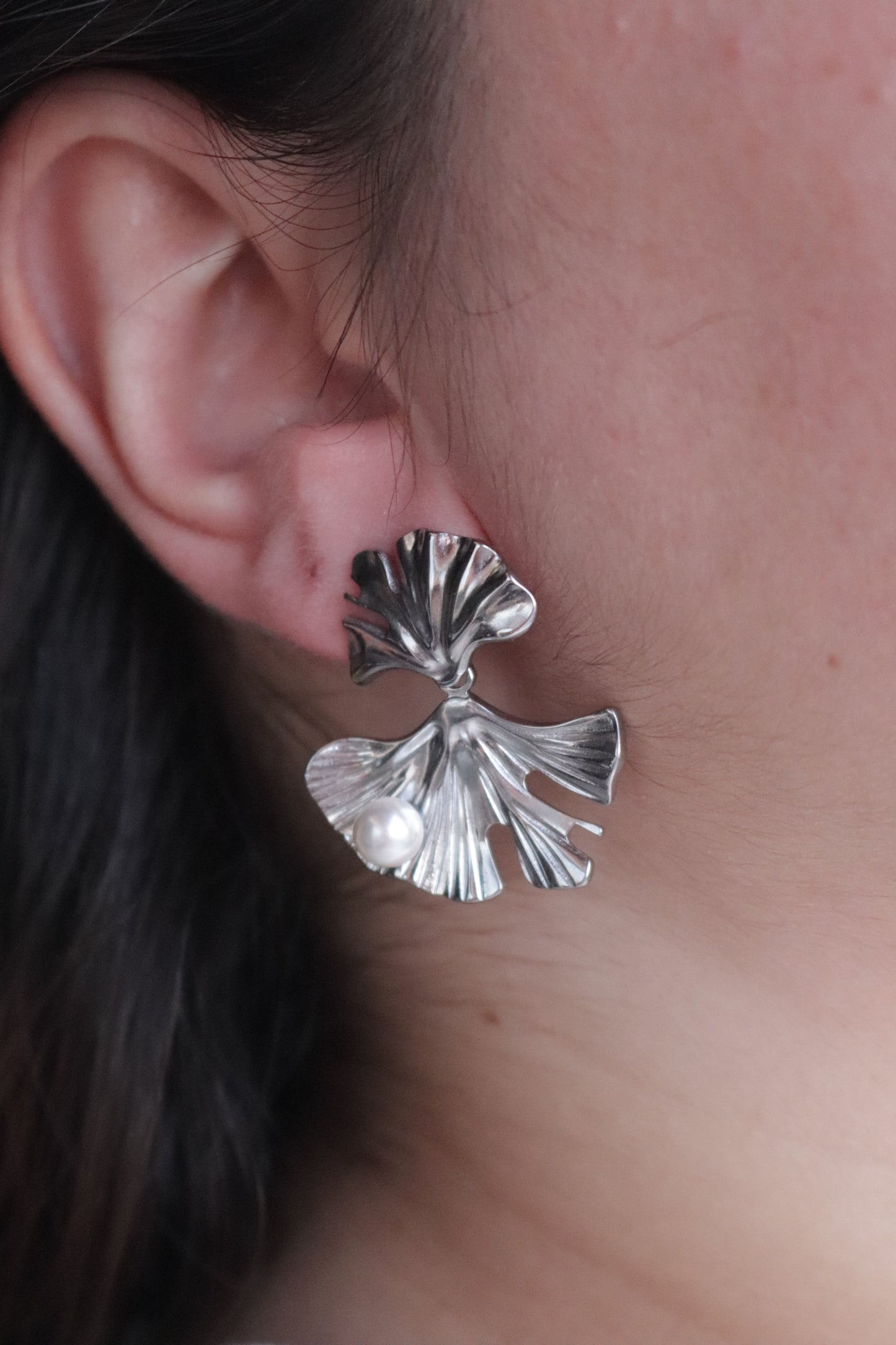 Brincos de Aço Prateado de Dupla Folha com Pérola
