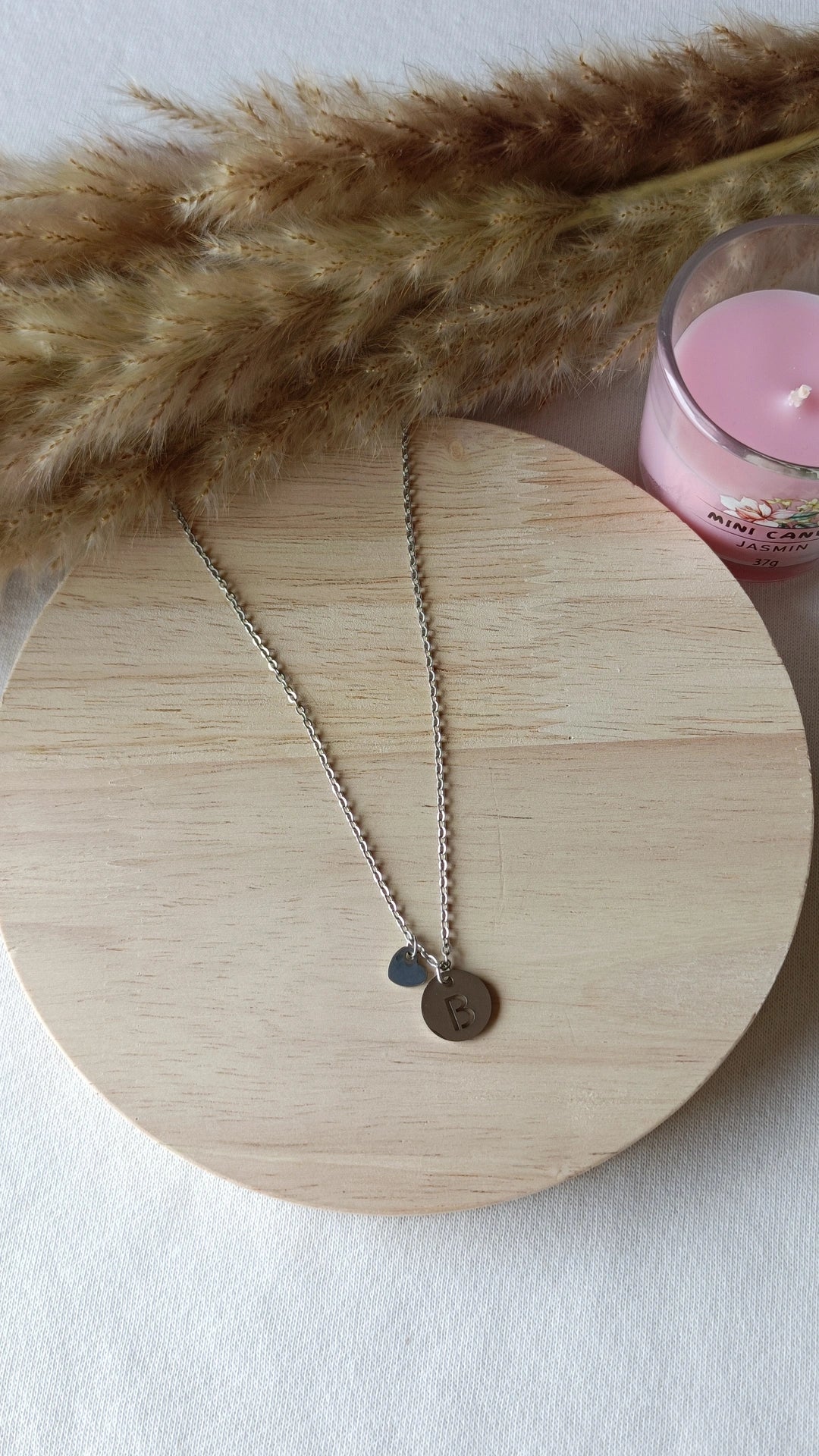Colar de Aço Prateado de Inicial + Mini Coração