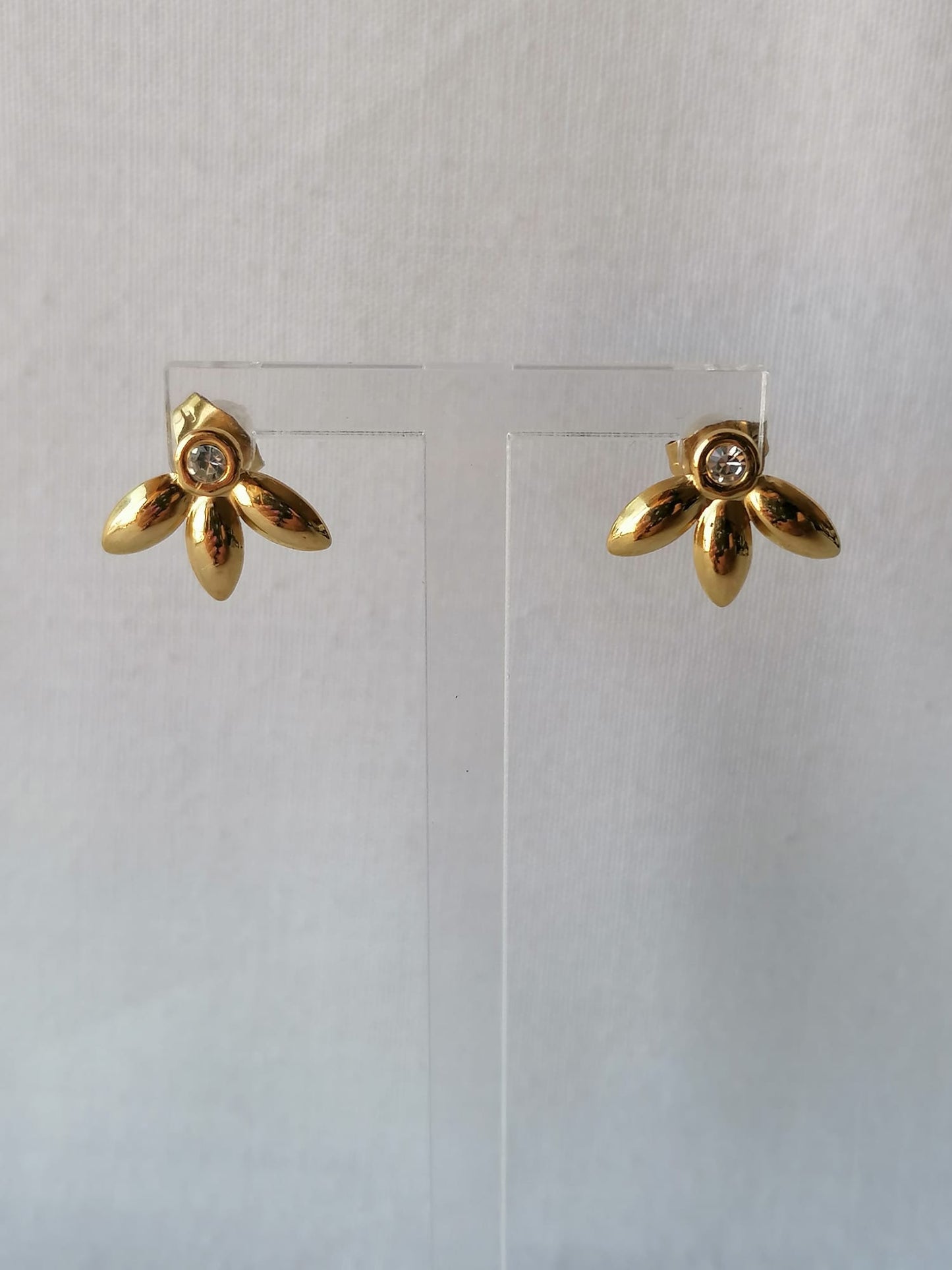 Brincos de Aço Dourado com Flor de 3 Pétalas