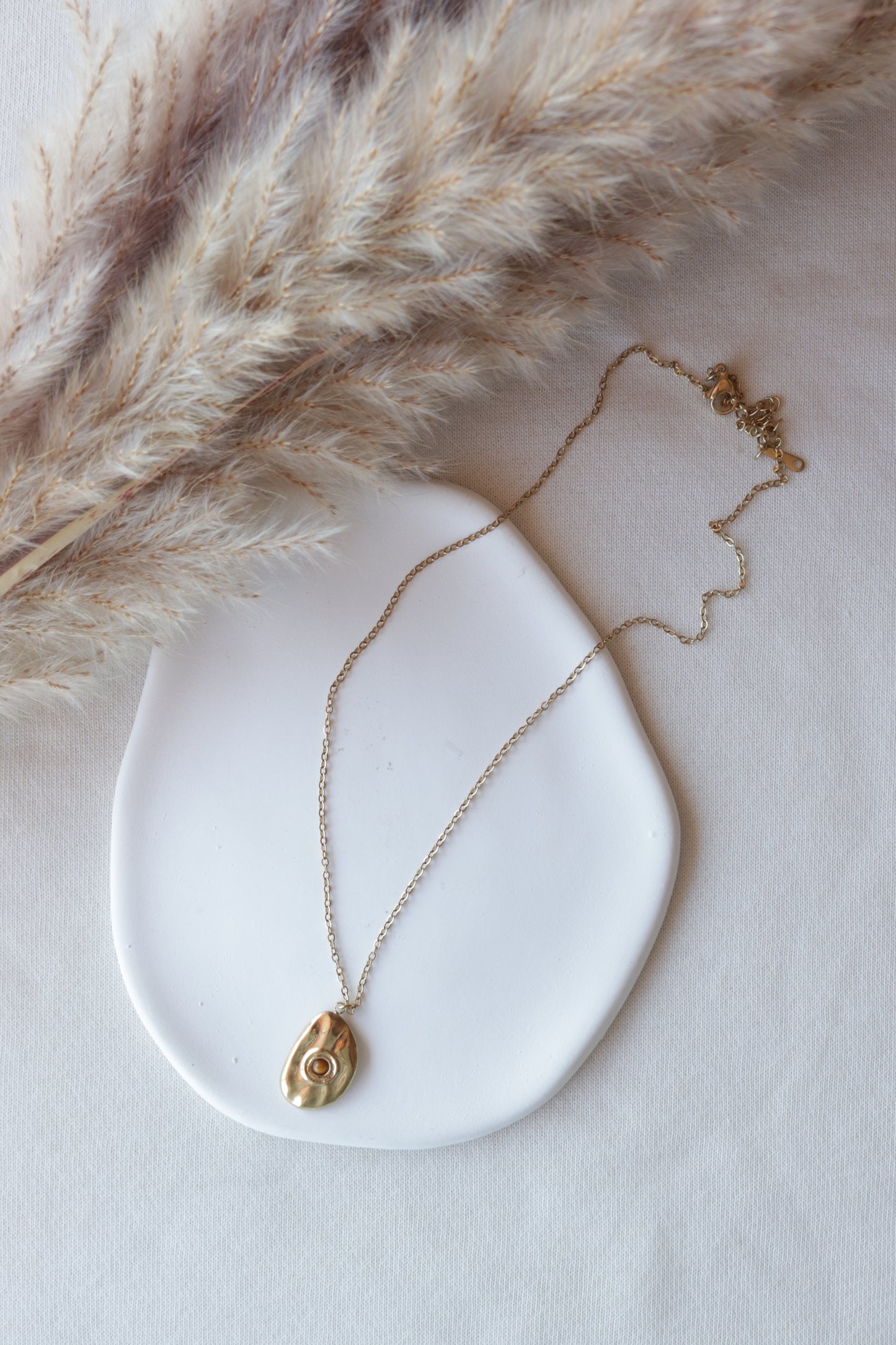 Colar de Aço Dourado com Pedra Irregular em Castanho