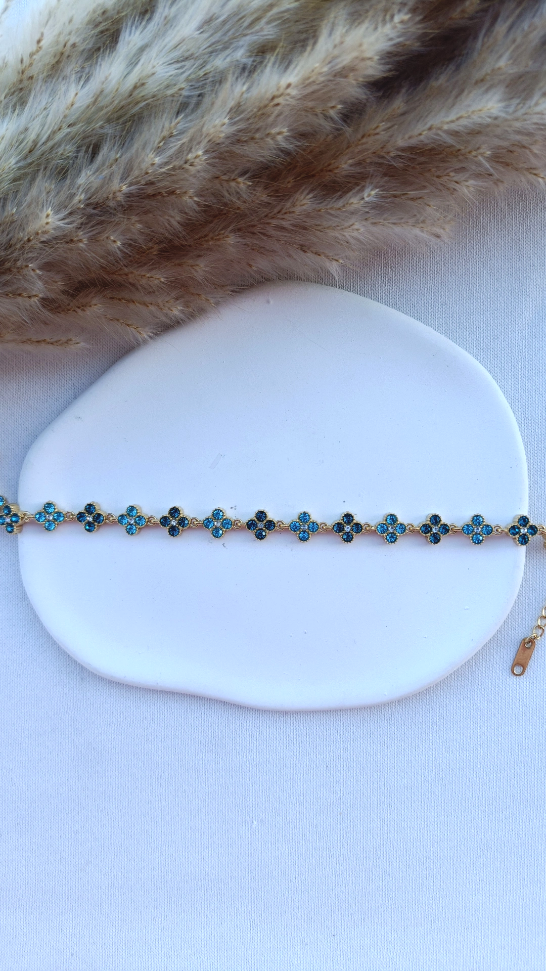 Pulseira de Aço Dourado Inspiração Swarovski de Trevo com Brilhantes Azuis